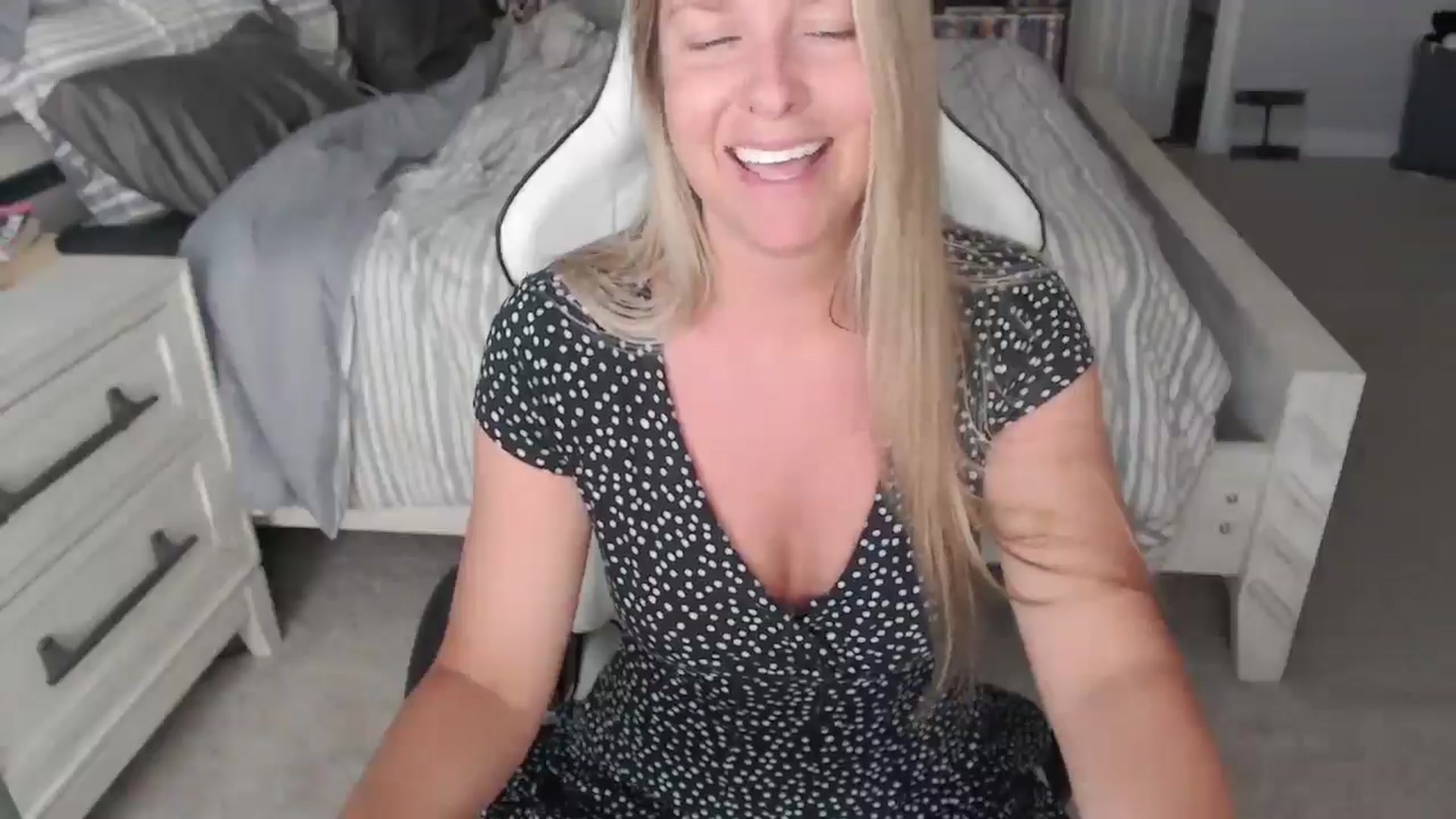 Gallery image thumbnail from ZenZoey's myfreecams stream on, 05/01/2025, 15:02 image 15 of 20