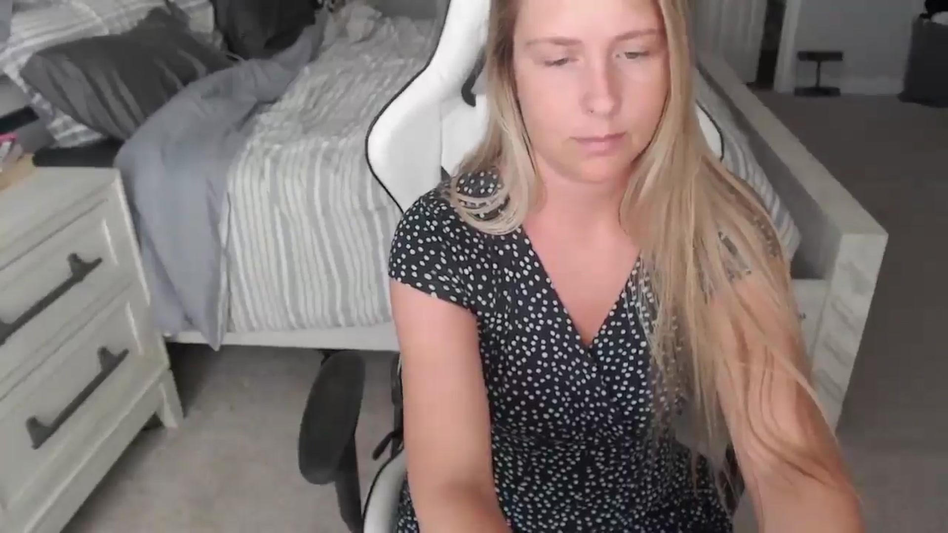 Gallery image thumbnail from ZenZoey's myfreecams stream on, 05/01/2025, 17:11 image 4 of 20
