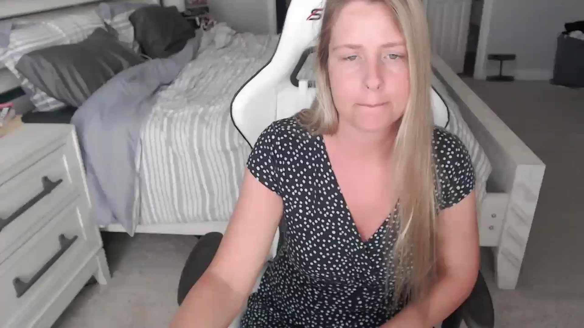 Gallery image thumbnail from ZenZoey's myfreecams stream on, 05/01/2025, 17:11 image 6 of 20