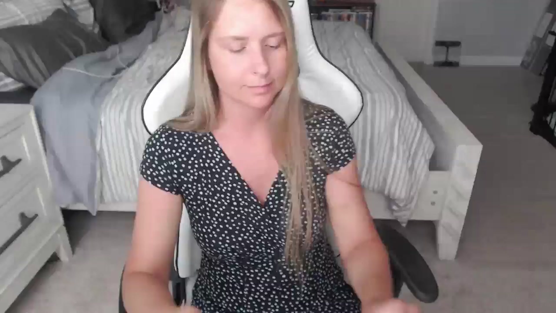 Gallery image thumbnail from ZenZoey's myfreecams stream on, 05/01/2025, 18:43 image 17 of 20