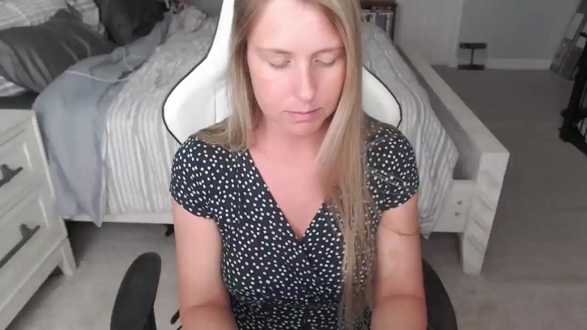 Gallery image thumbnail from ZenZoey's myfreecams stream on, 05/01/2025, 18:43 image 19 of 20