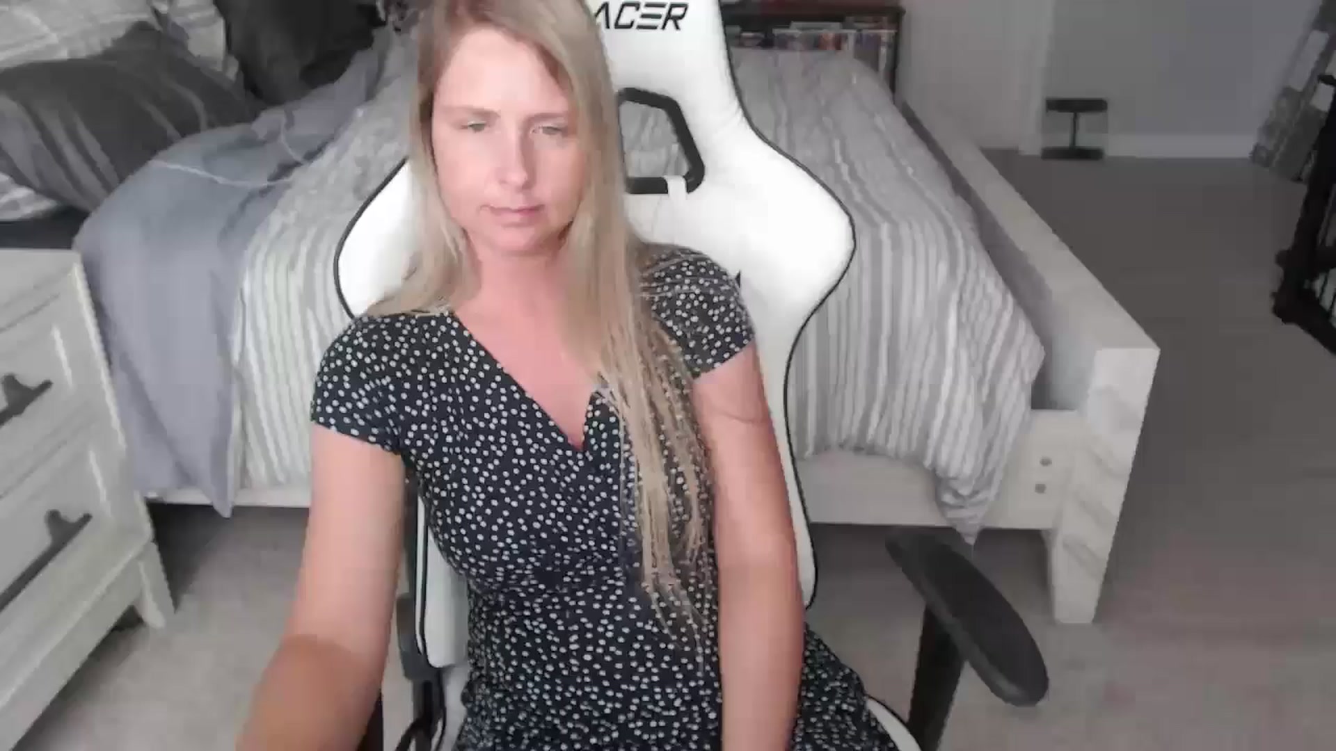 Gallery image thumbnail from ZenZoey's myfreecams stream on, 05/01/2025, 18:43 image 16 of 20