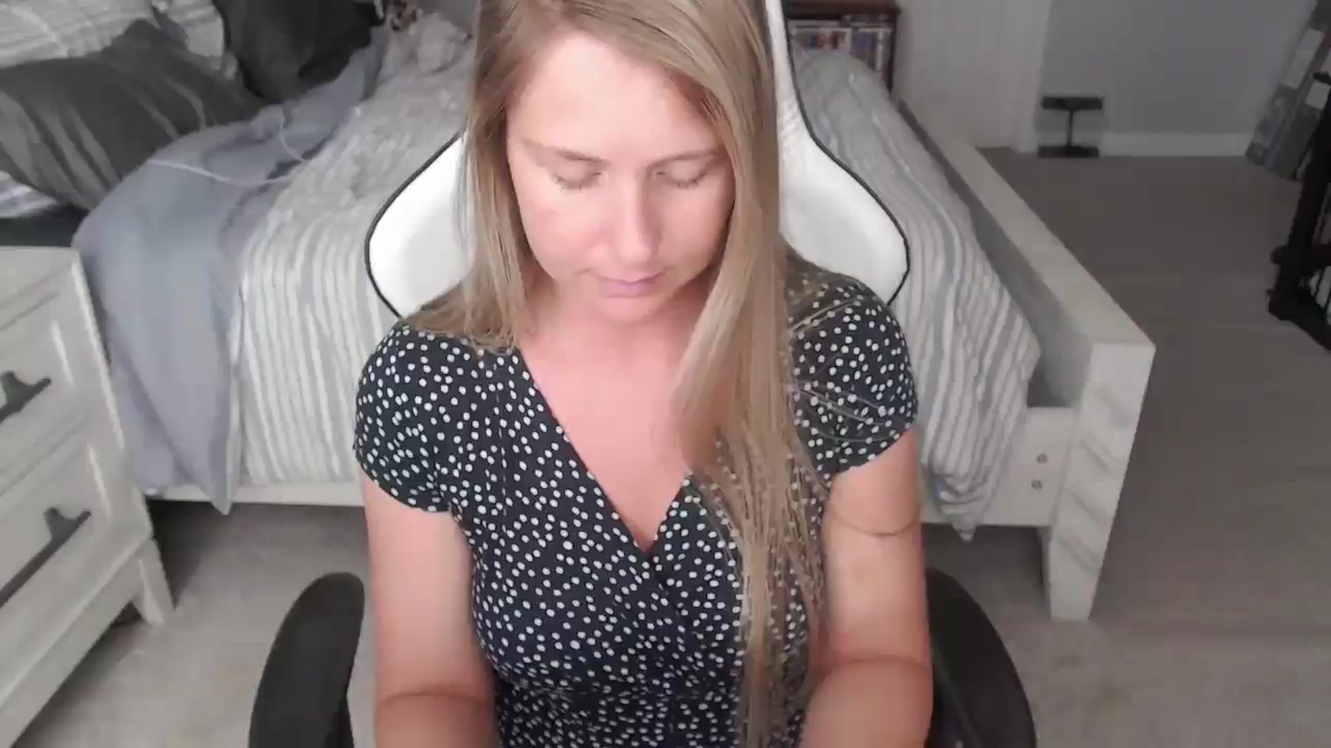 Gallery image thumbnail from ZenZoey's myfreecams stream on, 05/01/2025, 18:43 image 20 of 20