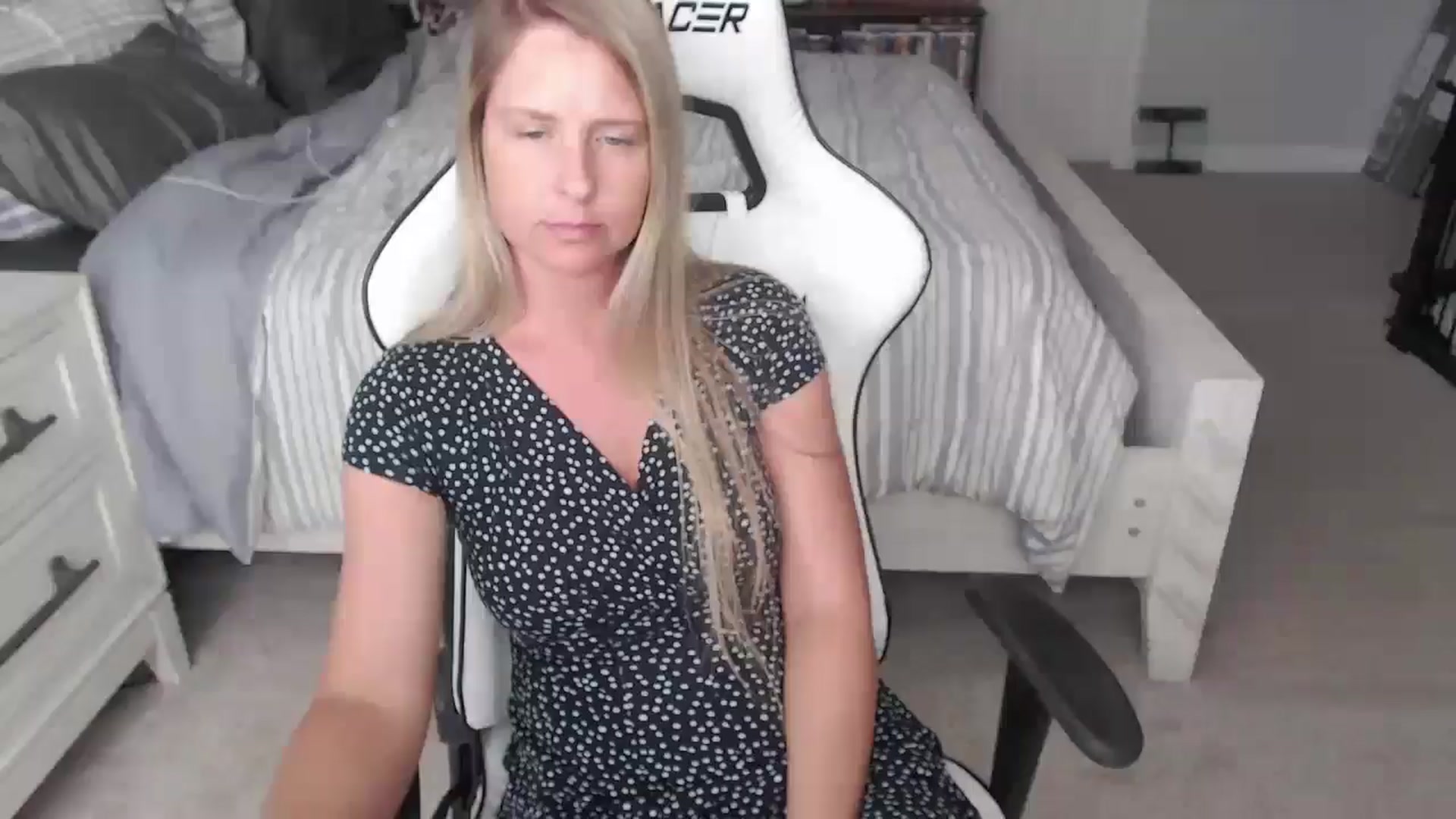 Gallery image thumbnail from ZenZoey's myfreecams stream on, 05/01/2025, 18:43 image 15 of 20