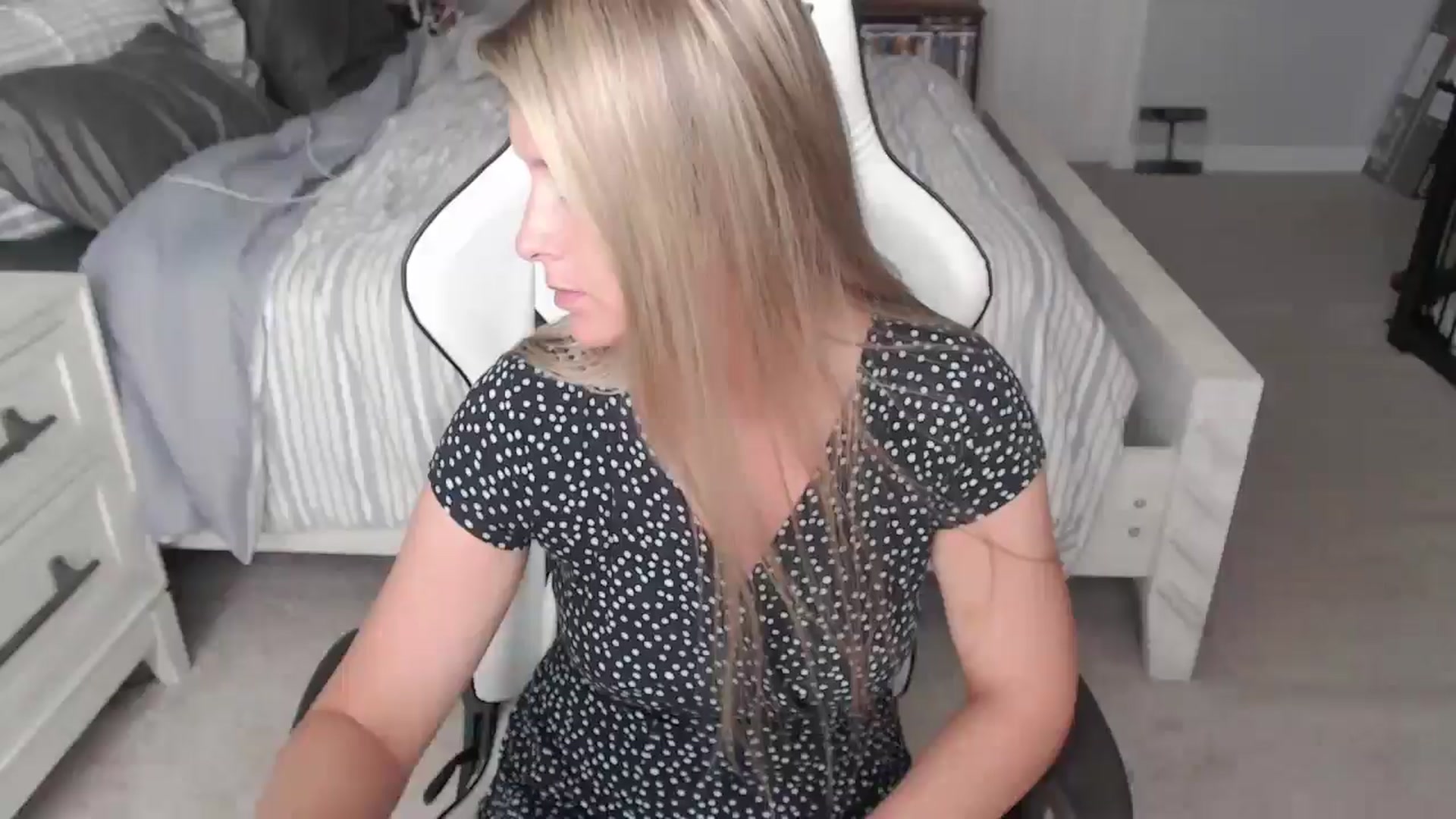Gallery image thumbnail from ZenZoey's myfreecams stream on, 05/01/2025, 18:43 image 14 of 20