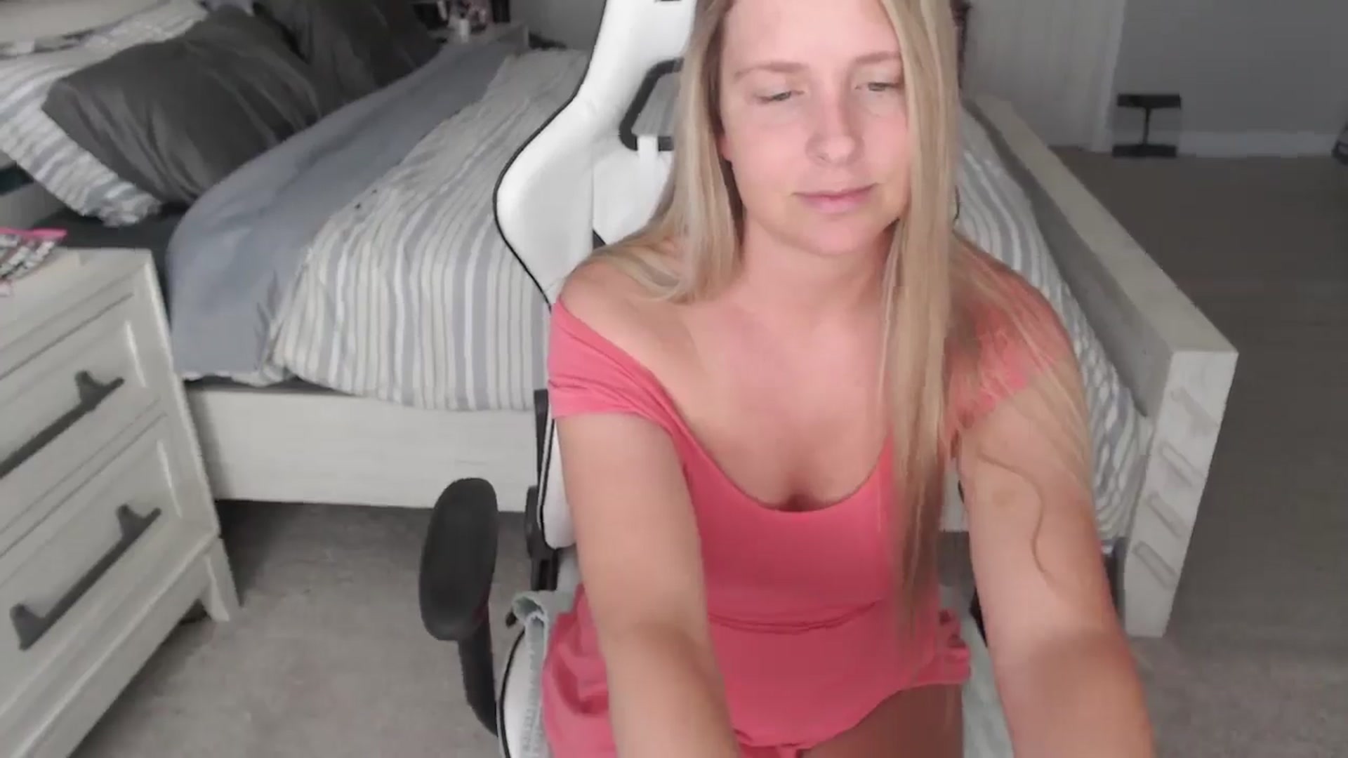 Gallery image thumbnail from ZenZoey's myfreecams stream on, 05/02/2025, 15:49 image 20 of 20