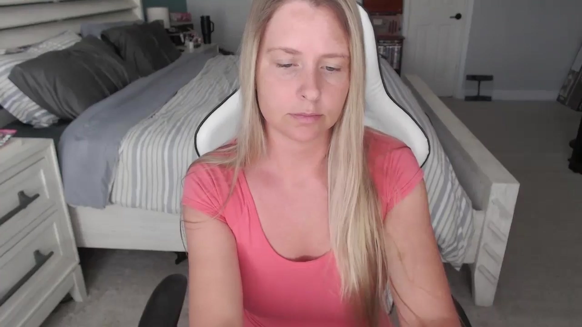 Gallery image thumbnail from ZenZoey's myfreecams stream on, 05/02/2025, 16:43 image 10 of 20