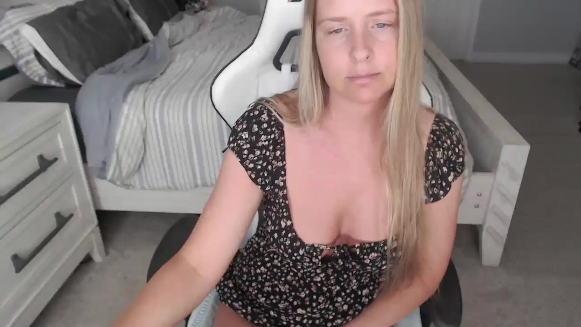 Gallery image thumbnail from ZenZoey's myfreecams stream on, 05/05/2025, 16:00 image 18 of 20