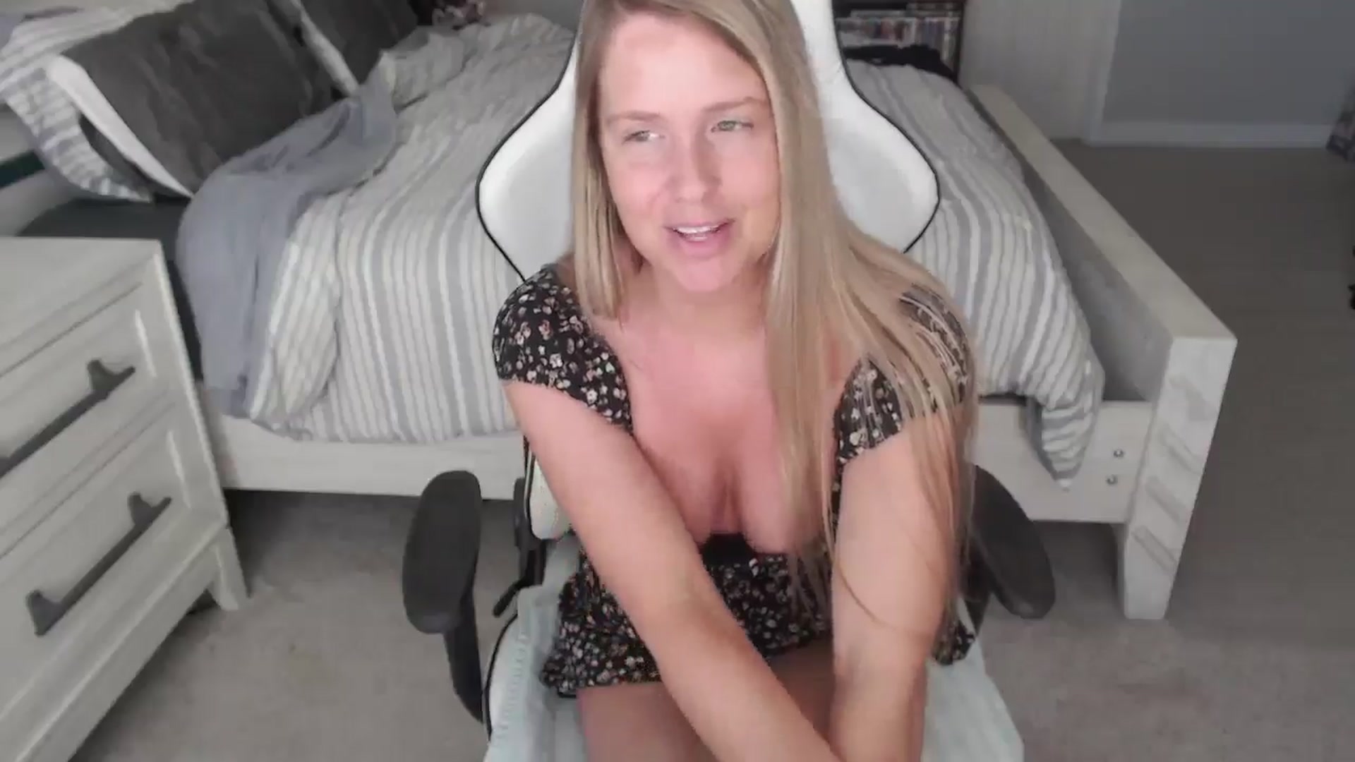 Gallery image thumbnail from ZenZoey's myfreecams stream on, 05/05/2025, 16:34 image 11 of 20