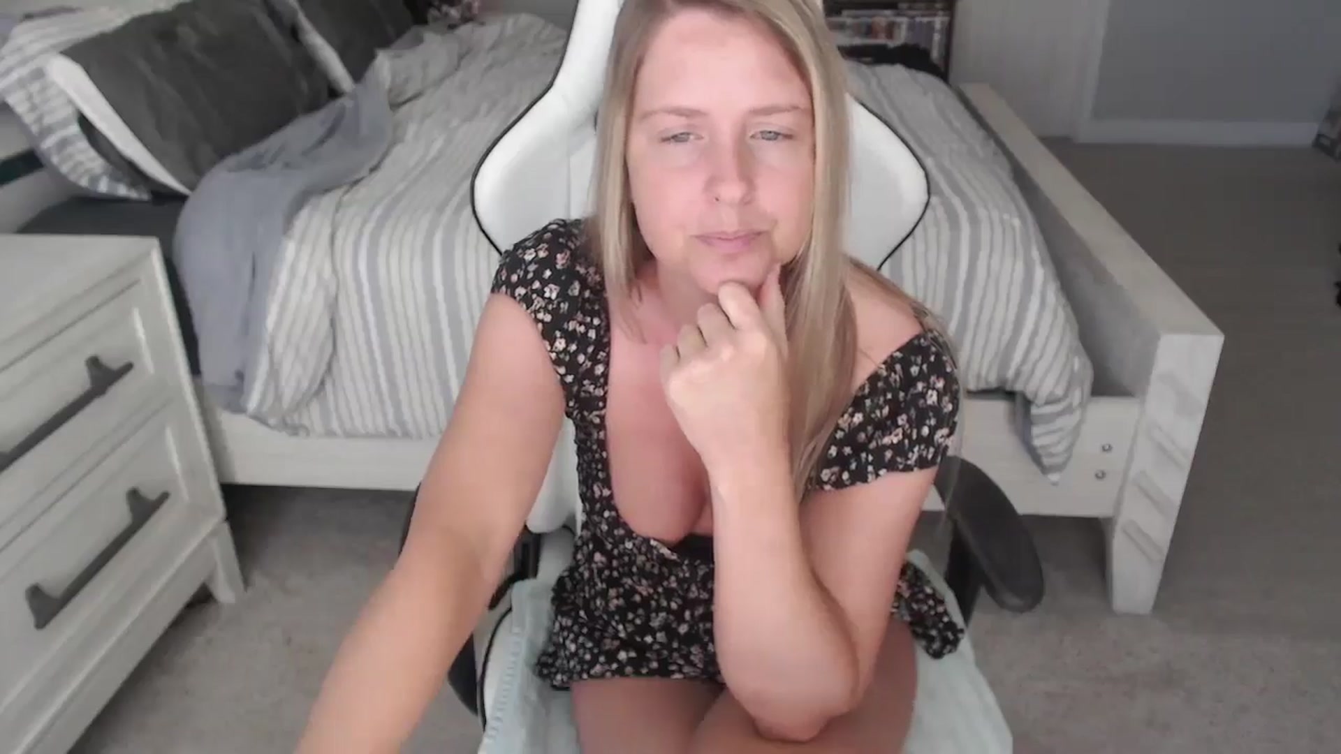 Gallery image thumbnail from ZenZoey's myfreecams stream on, 05/05/2025, 16:34 image 8 of 20