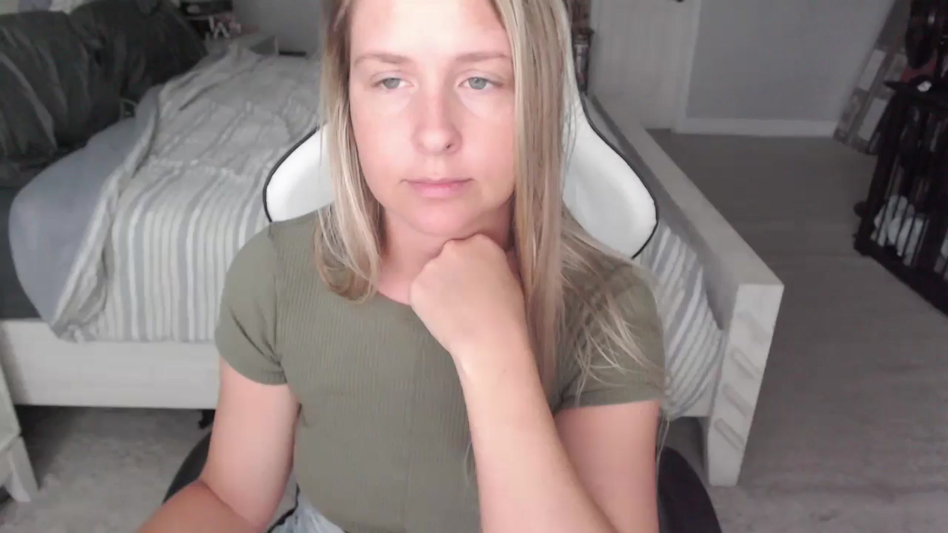 Gallery image thumbnail from ZenZoey's myfreecams stream on, 05/06/2025, 16:46 image 19 of 20