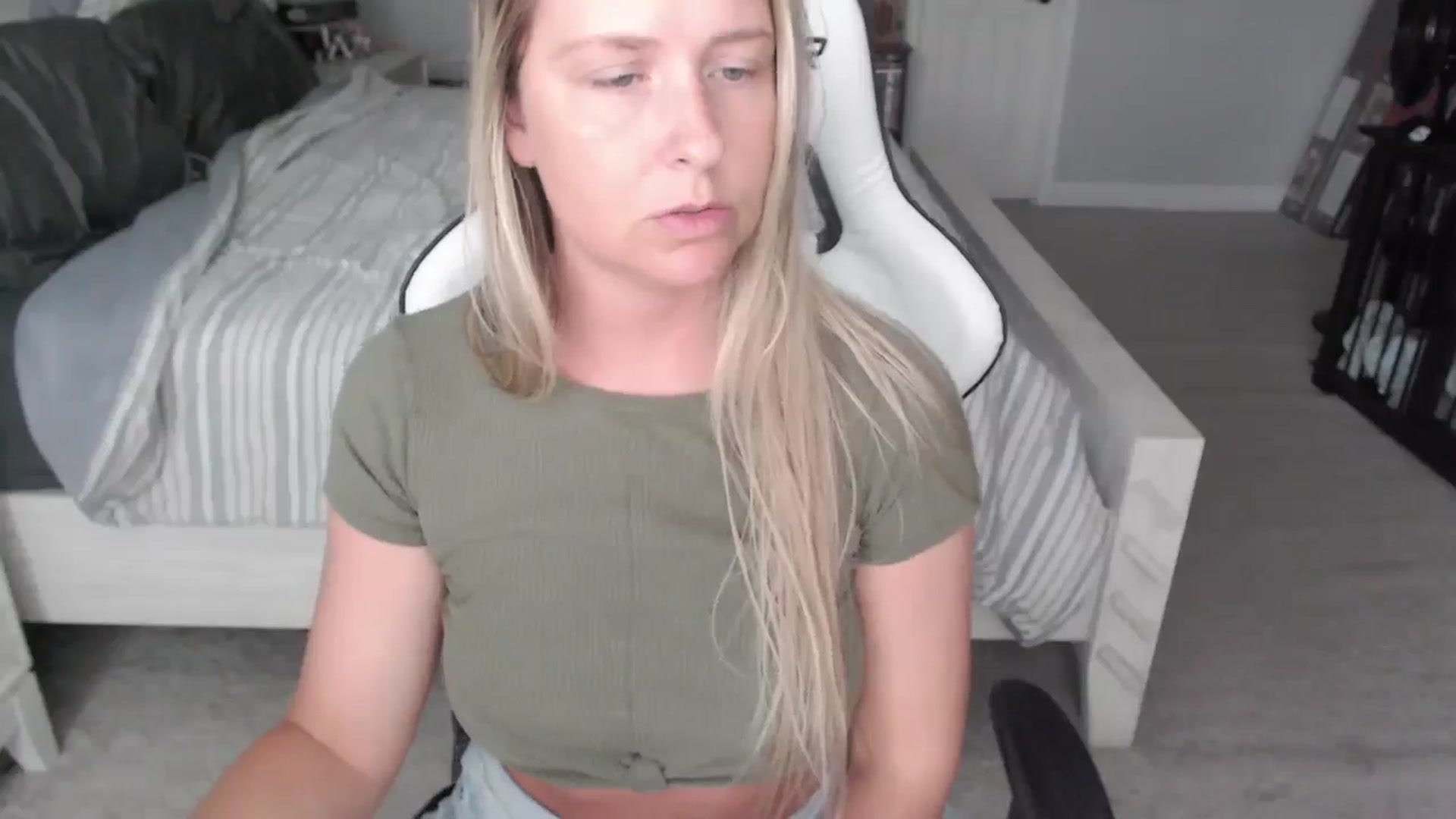 Gallery image thumbnail from ZenZoey's myfreecams stream on, 05/06/2025, 16:46 image 18 of 20