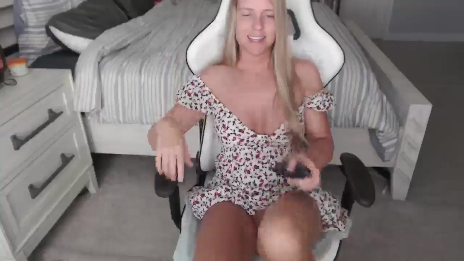 Gallery image thumbnail from ZenZoey's myfreecams stream on, 05/14/2025, 15:00 image 19 of 20