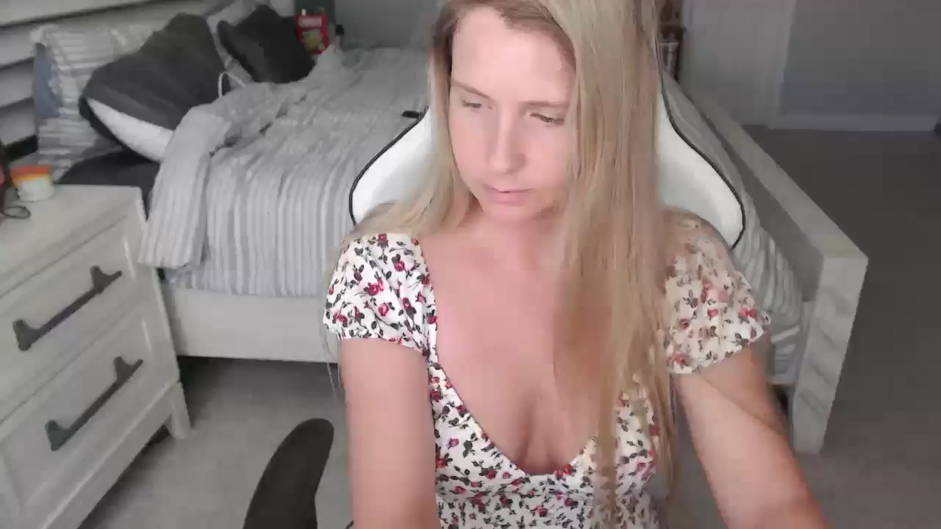 Gallery image thumbnail from ZenZoey's myfreecams stream on, 05/14/2025, 17:43 image 1 of 20