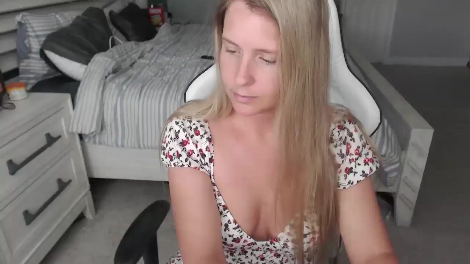 Gallery image thumbnail from ZenZoey's myfreecams stream on, 05/14/2025, 17:43 image 3 of 20