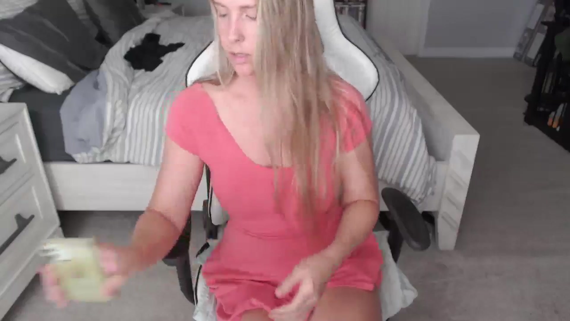 Gallery image thumbnail from ZenZoey's myfreecams stream on, 05/15/2025, 14:36 image 16 of 20