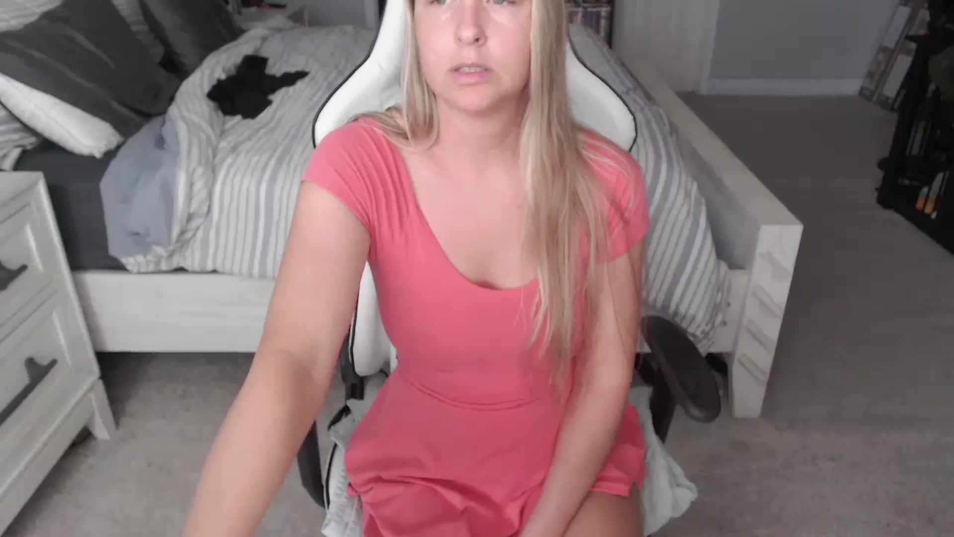 Gallery image thumbnail from ZenZoey's myfreecams stream on, 05/15/2025, 14:36 image 17 of 20