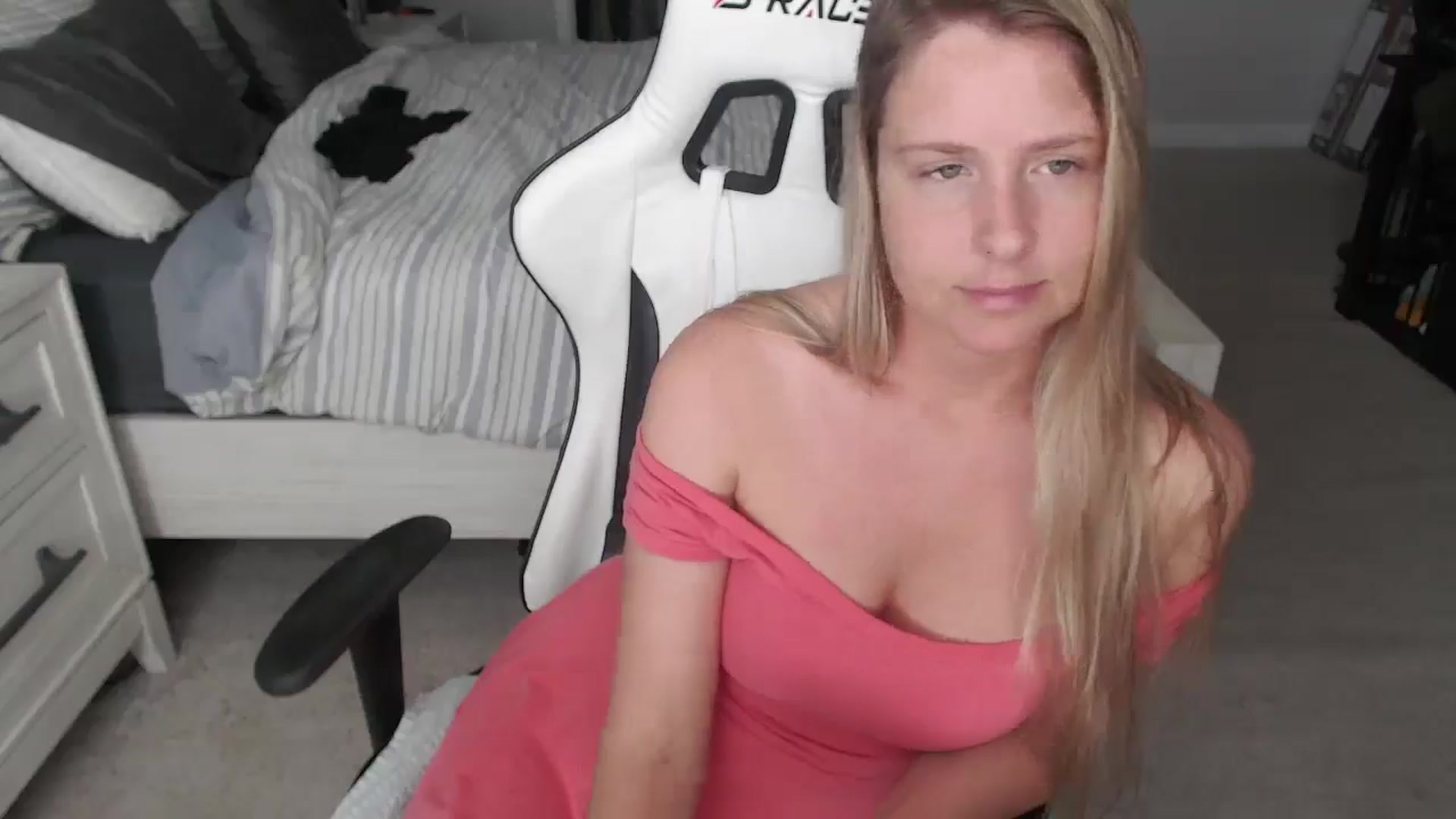 Gallery image thumbnail from ZenZoey's myfreecams stream on, 05/15/2025, 15:51 image 20 of 20