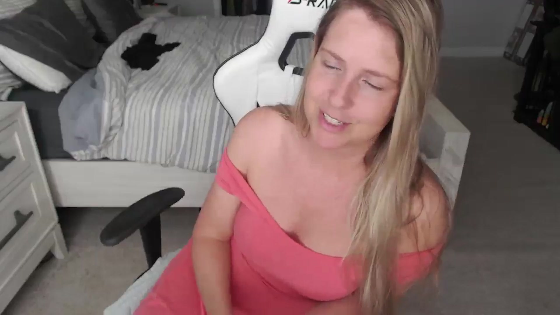 Gallery image thumbnail from ZenZoey's myfreecams stream on, 05/15/2025, 15:51 image 19 of 20