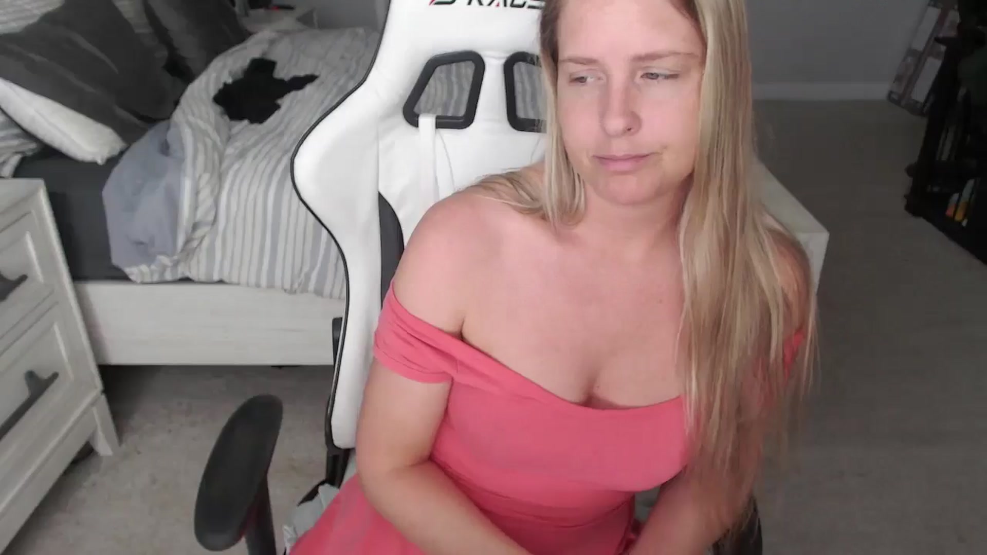 Gallery image thumbnail from ZenZoey's myfreecams stream on, 05/15/2025, 15:51 image 15 of 20