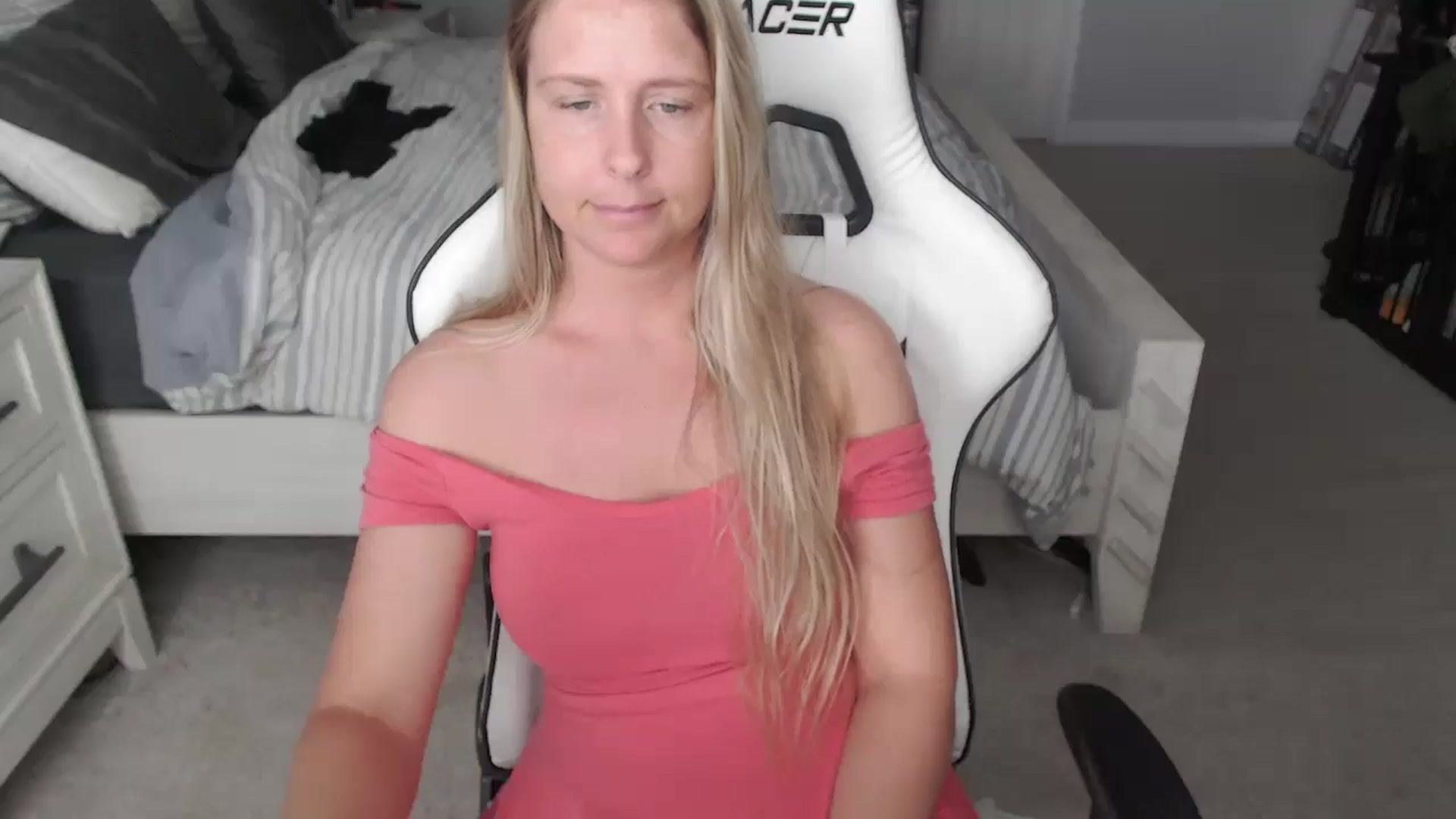 Gallery image thumbnail from ZenZoey's myfreecams stream on, 05/15/2025, 16:13 image 19 of 20