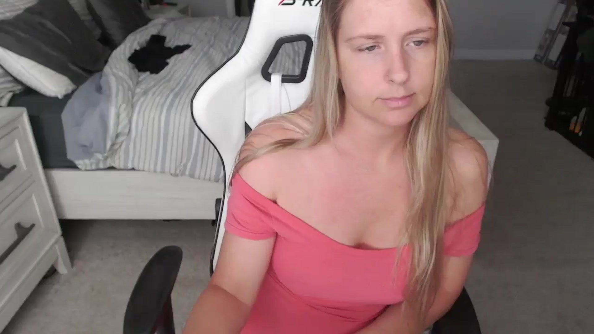 Gallery image thumbnail from ZenZoey's myfreecams stream on, 05/15/2025, 16:13 image 2 of 20