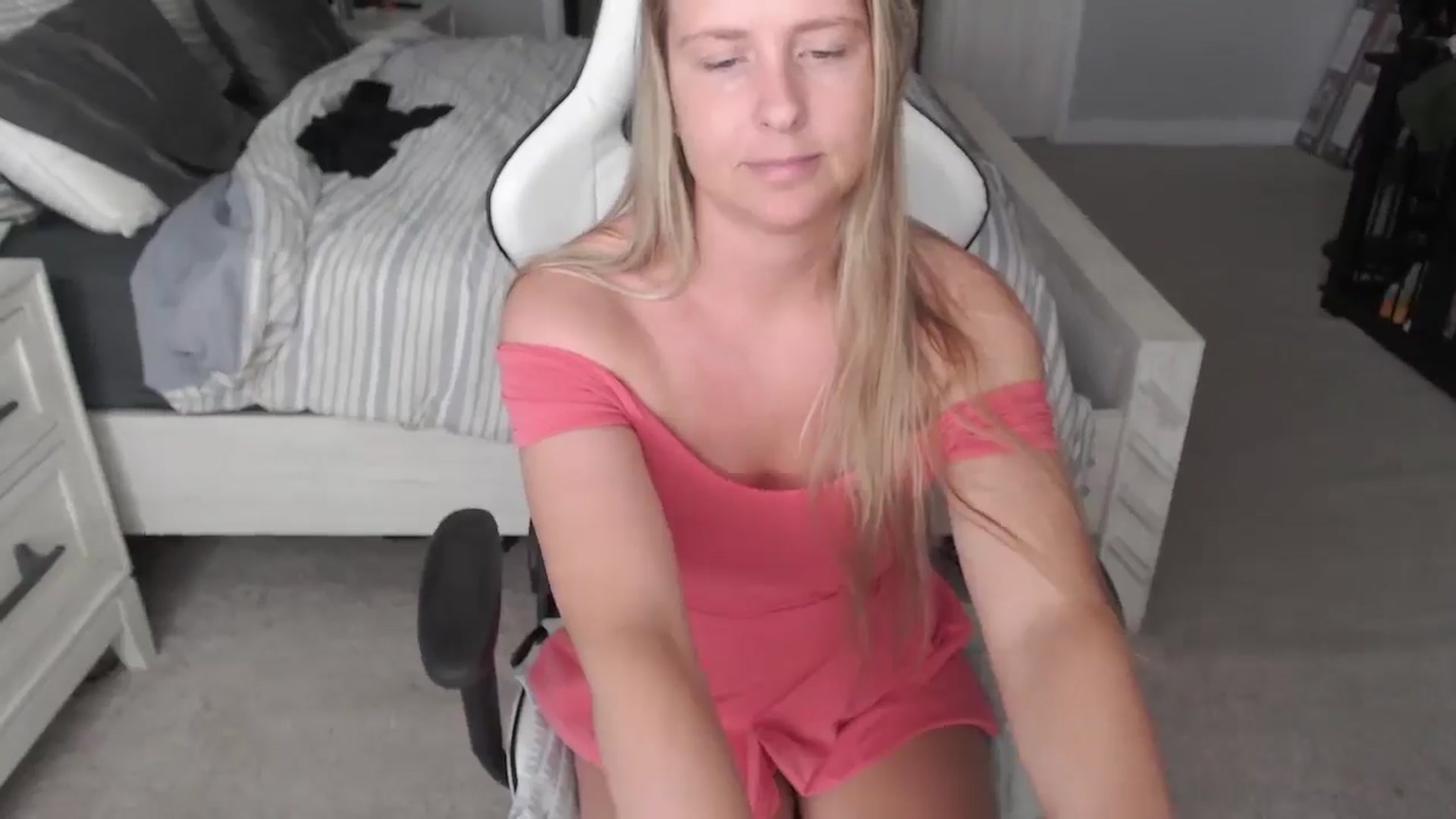 Gallery image thumbnail from ZenZoey's myfreecams stream on, 05/15/2025, 16:13 image 13 of 20