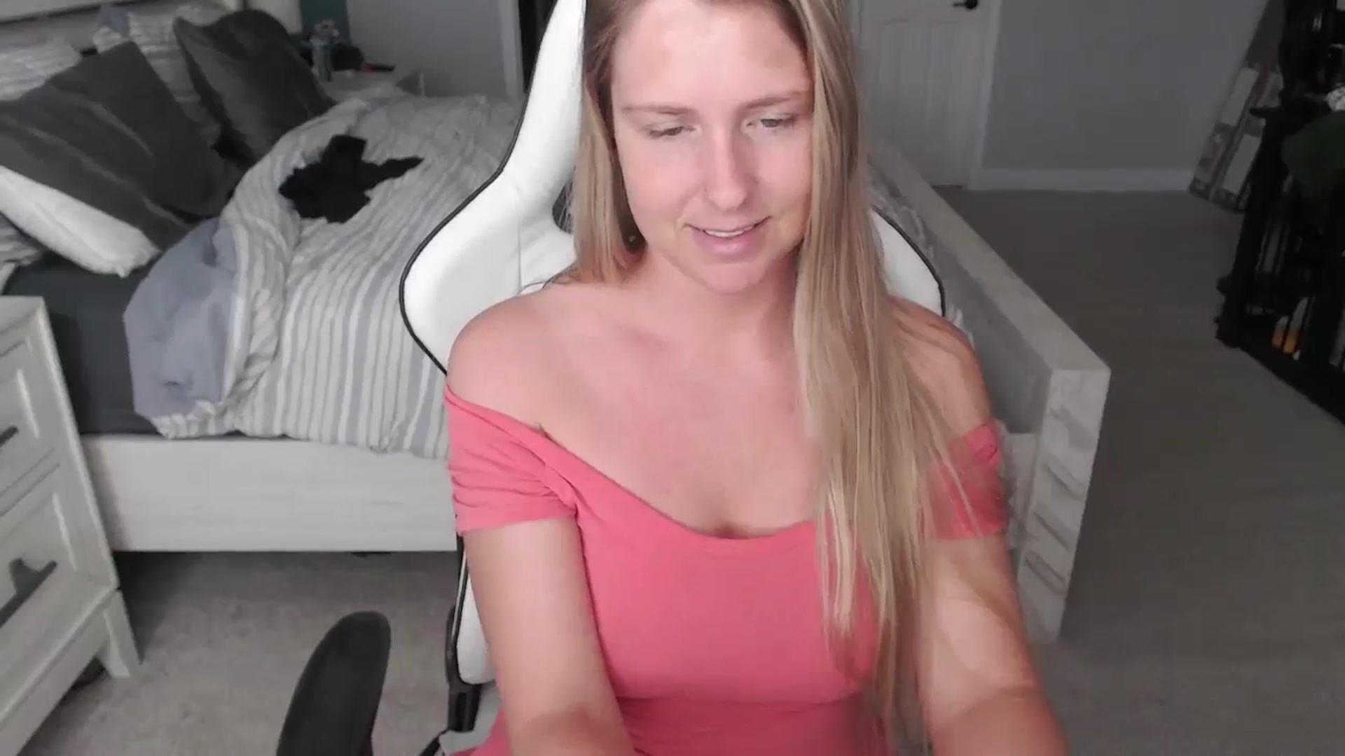 Gallery image thumbnail from ZenZoey's myfreecams stream on, 05/15/2025, 16:13 image 4 of 20