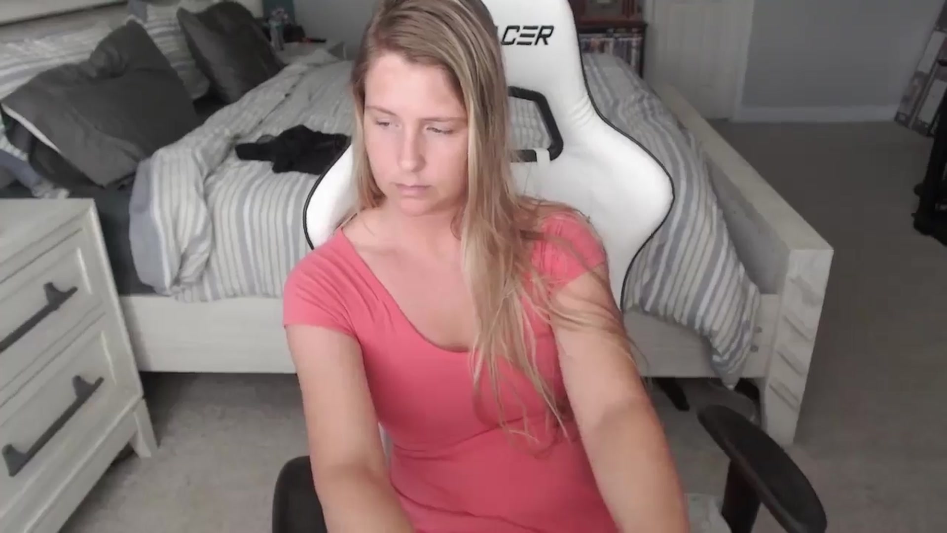 Gallery image thumbnail from ZenZoey's myfreecams stream on, 05/15/2025, 17:09 image 19 of 20