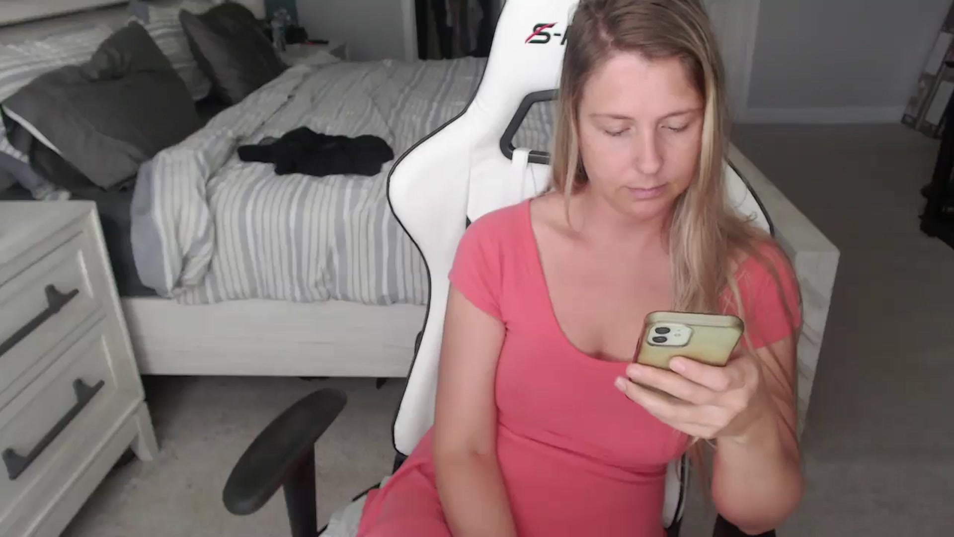 Gallery image thumbnail from ZenZoey's myfreecams stream on, 05/15/2025, 17:09 image 15 of 20