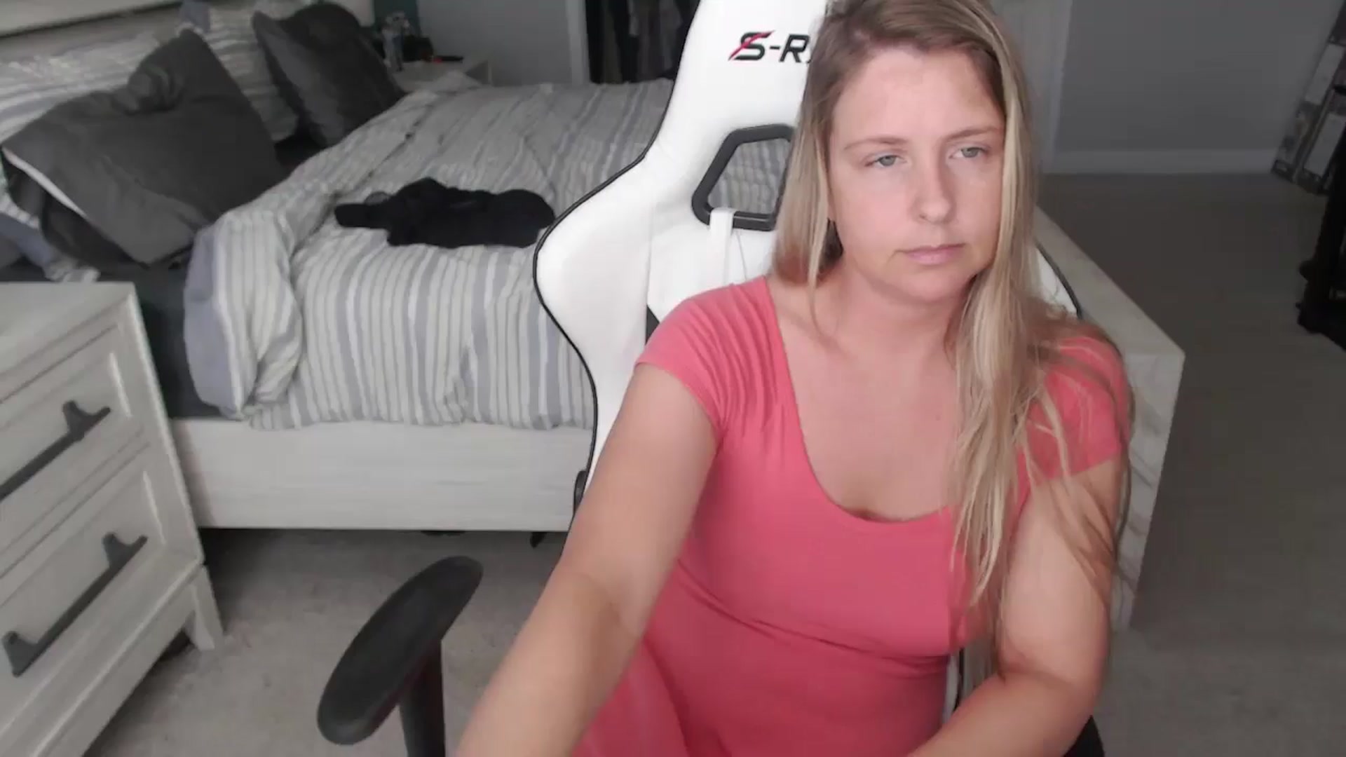 Gallery image thumbnail from ZenZoey's myfreecams stream on, 05/15/2025, 17:09 image 16 of 20