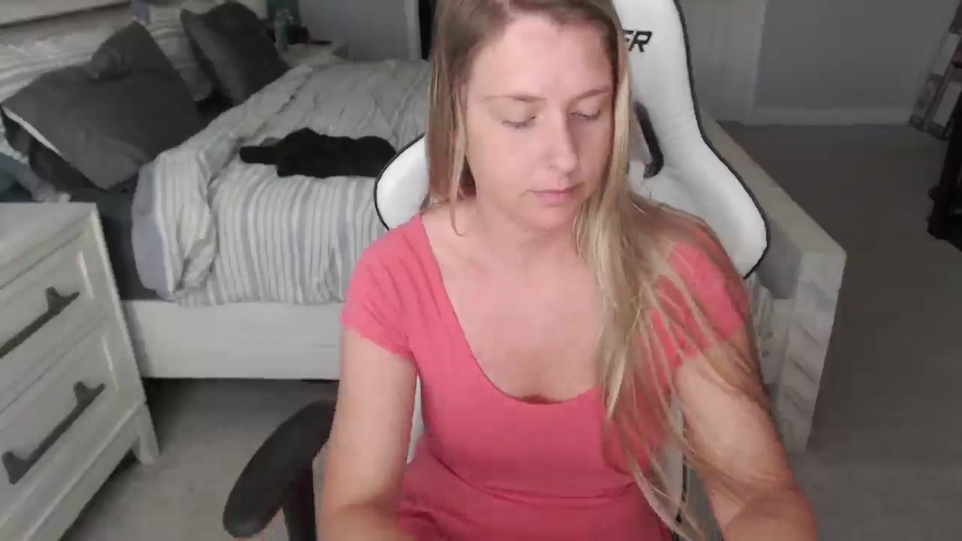 Gallery image thumbnail from ZenZoey's myfreecams stream on, 05/15/2025, 17:09 image 8 of 20