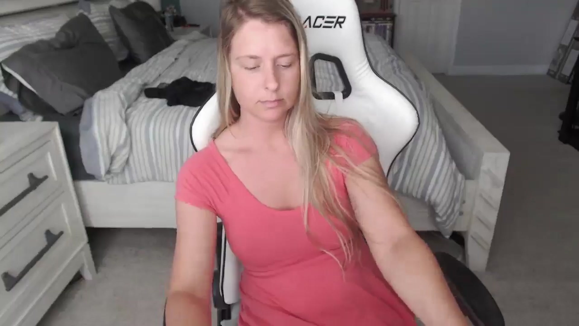 Gallery image thumbnail from ZenZoey's myfreecams stream on, 05/15/2025, 17:09 image 17 of 20
