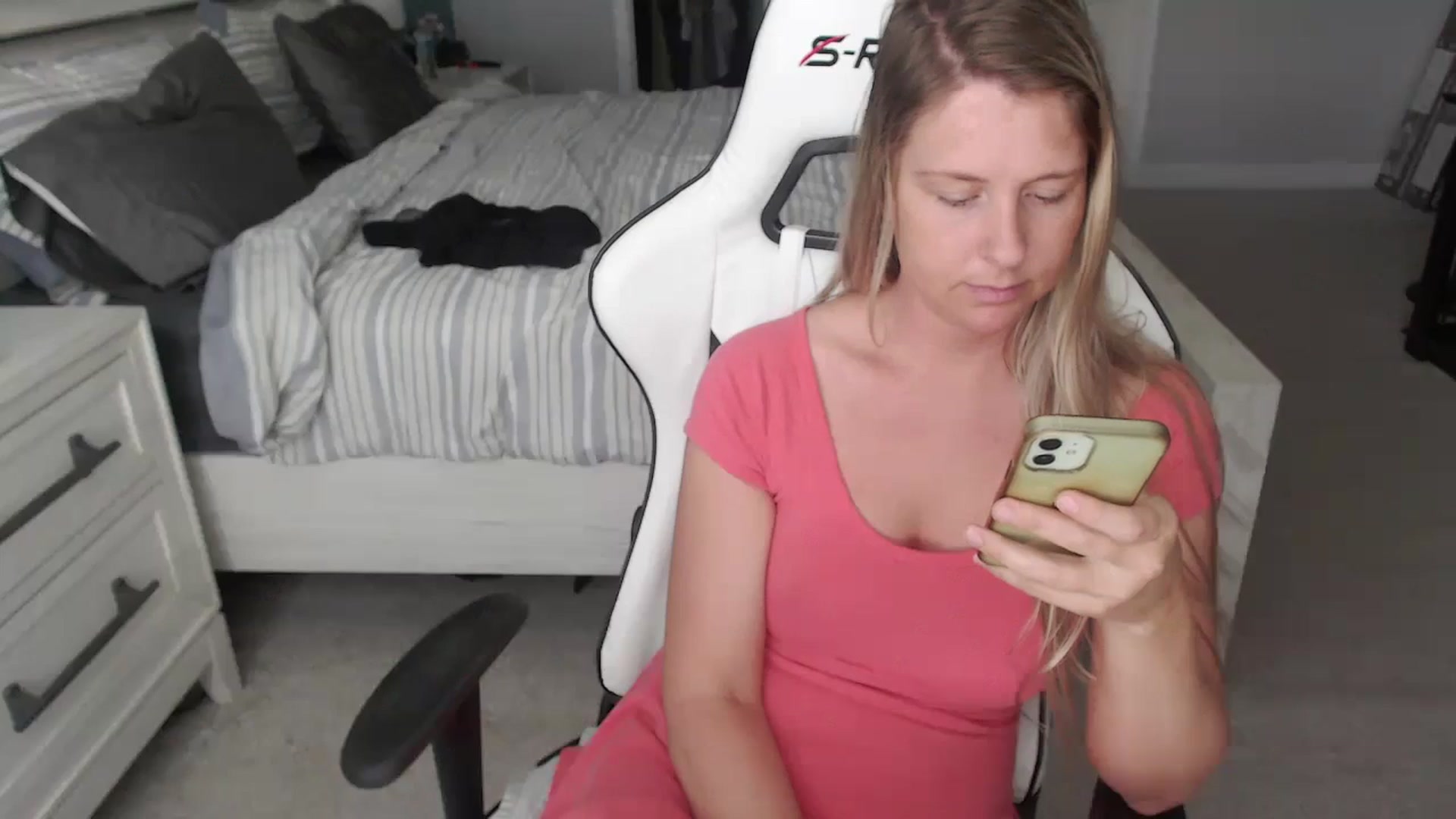 Gallery image thumbnail from ZenZoey's myfreecams stream on, 05/15/2025, 17:09 image 14 of 20