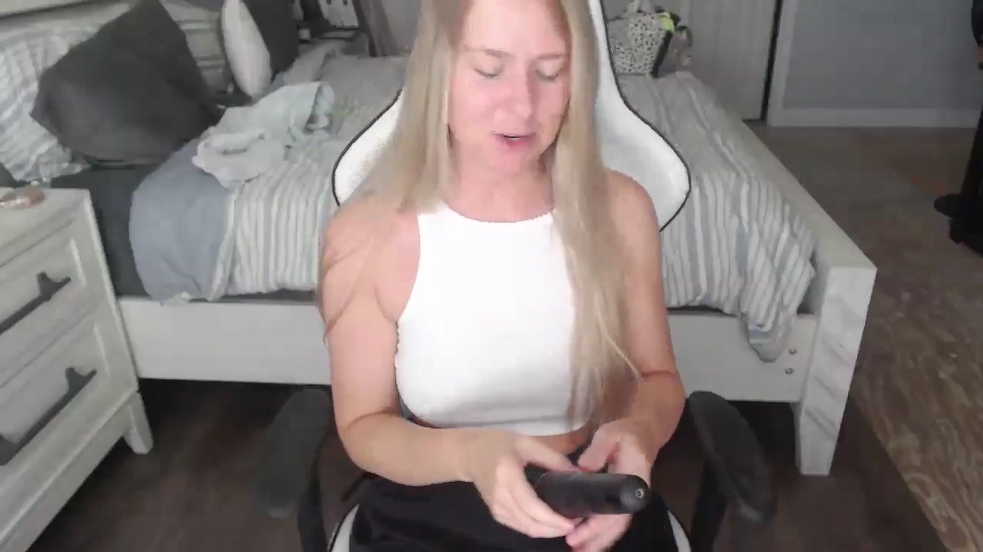 Gallery image thumbnail from ZenZoey's myfreecams stream on, 05/28/2025, 17:04 image 8 of 20