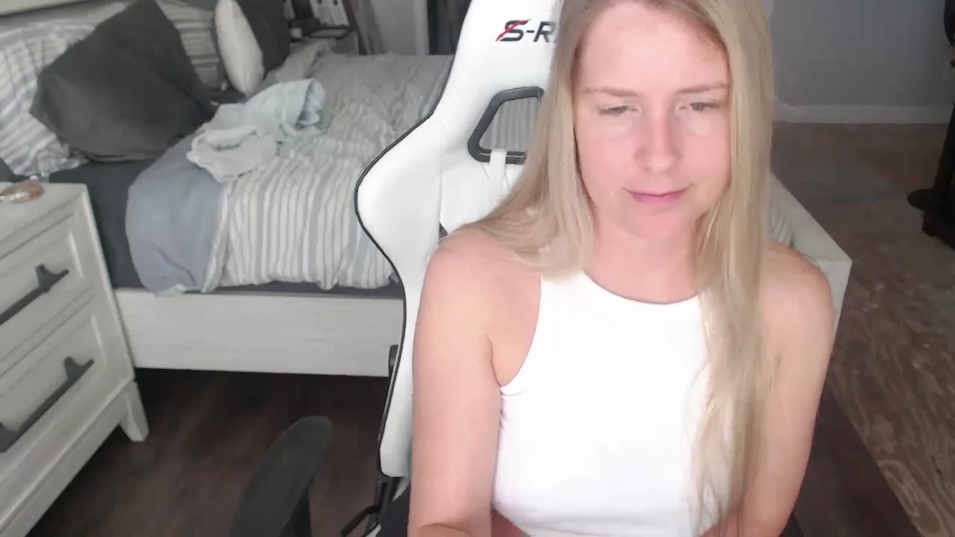 Gallery image thumbnail from ZenZoey's myfreecams stream on, 05/28/2025, 17:04 image 5 of 20