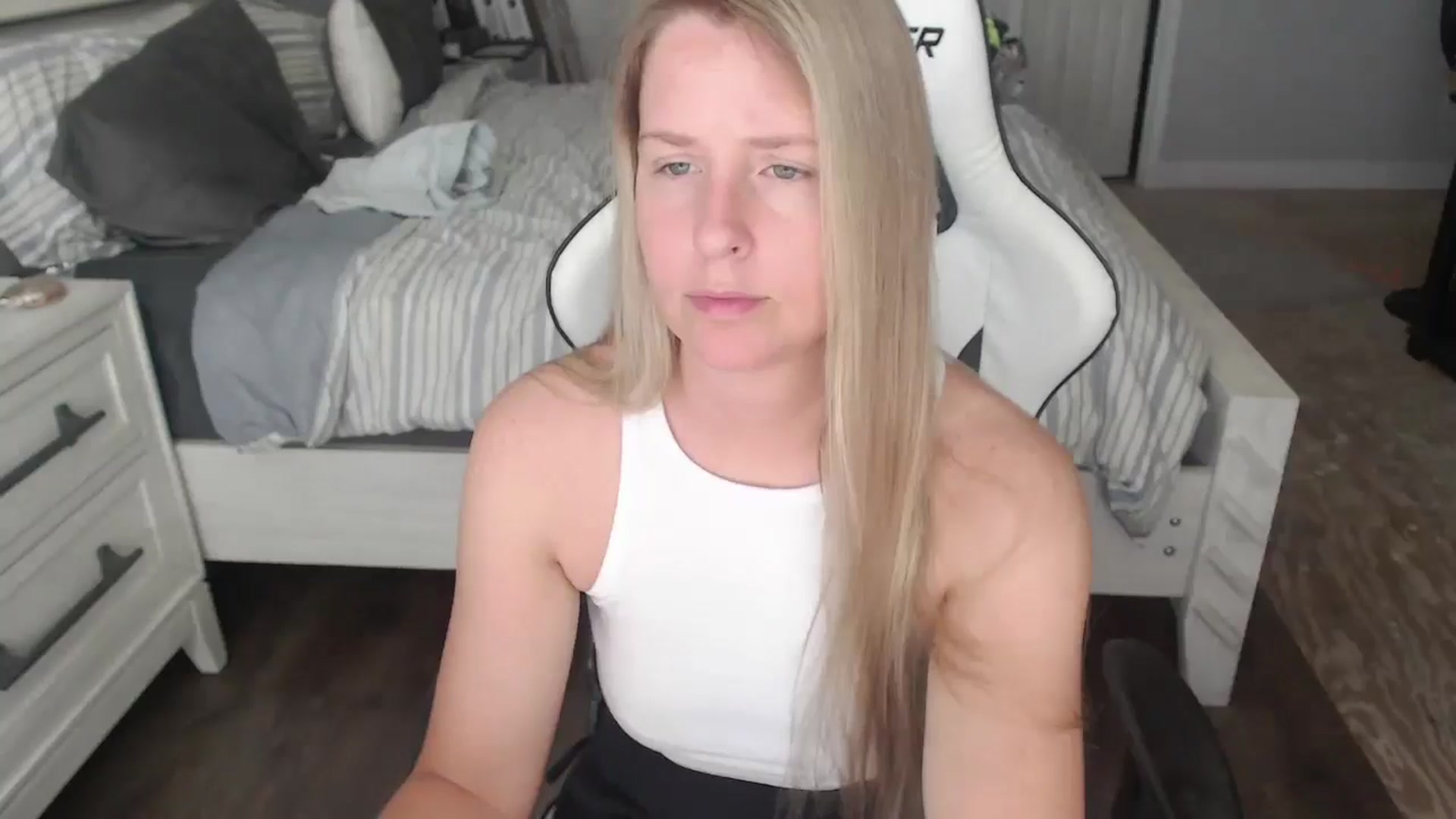 Gallery image thumbnail from ZenZoey's myfreecams stream on, 05/28/2025, 17:04 image 2 of 20