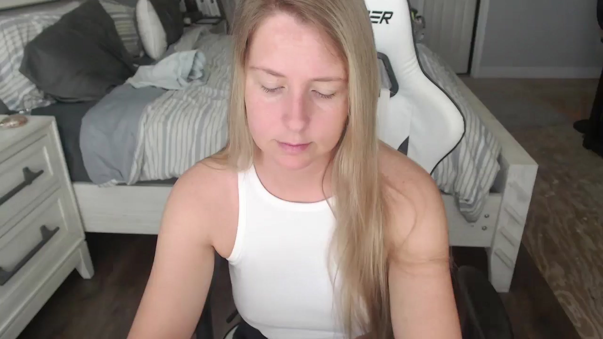 Gallery image thumbnail from ZenZoey's myfreecams stream on, 05/28/2025, 17:04 image 1 of 20