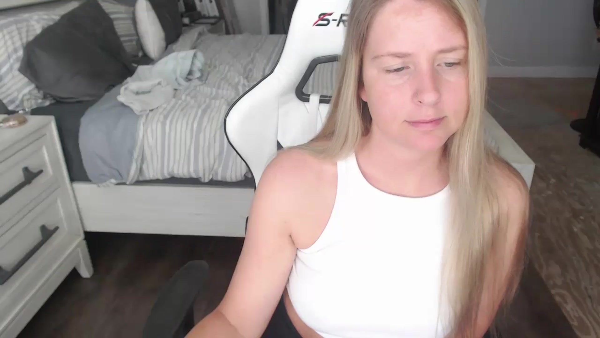 Gallery image thumbnail from ZenZoey's myfreecams stream on, 05/28/2025, 17:04 image 6 of 20