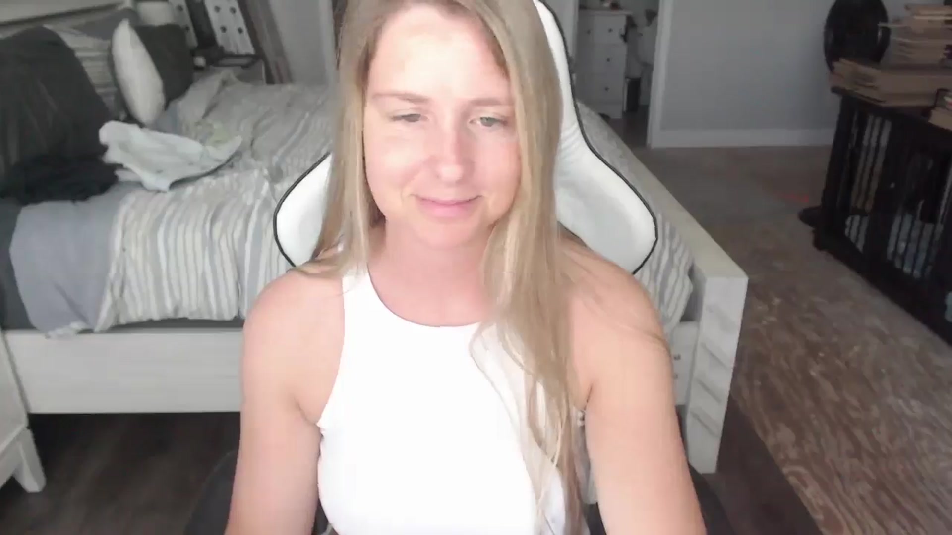 Gallery image thumbnail from ZenZoey's myfreecams stream on, 05/28/2025, 18:25 image 2 of 20