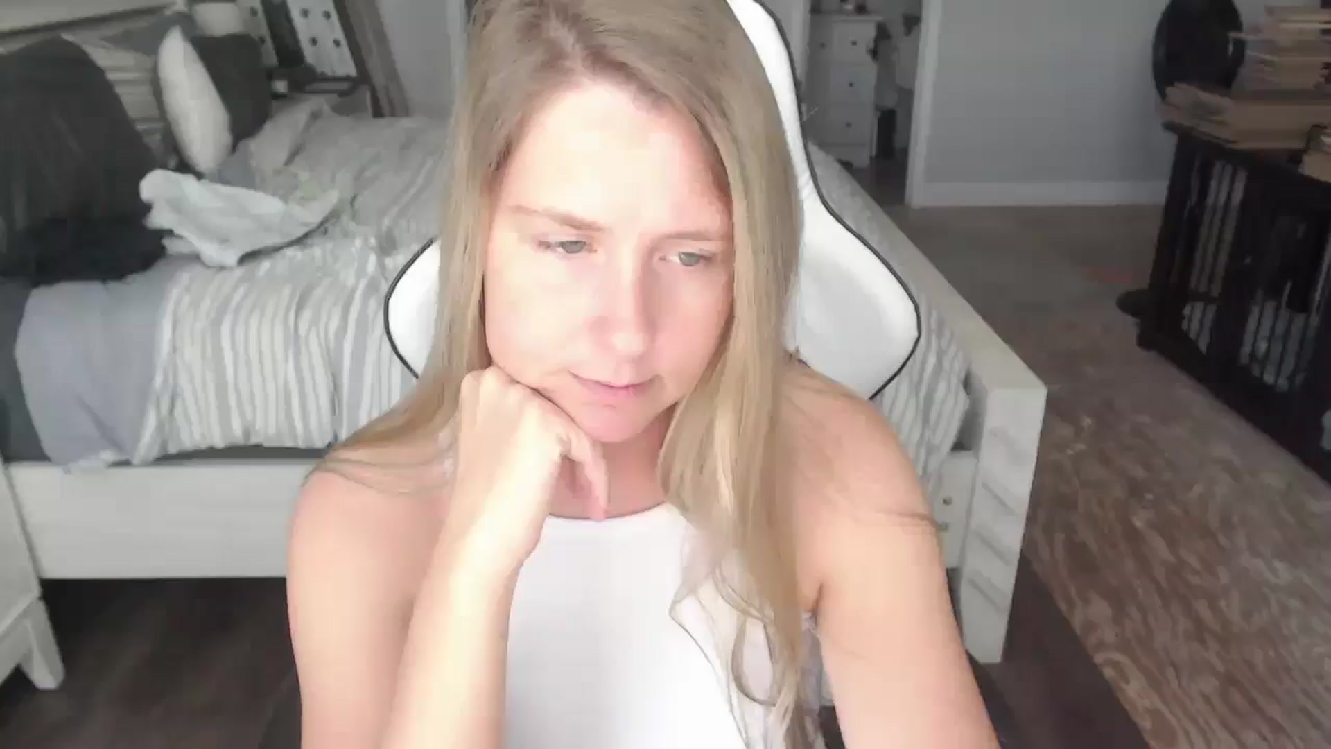Gallery image thumbnail from ZenZoey's myfreecams stream on, 05/28/2025, 18:25 image 3 of 20
