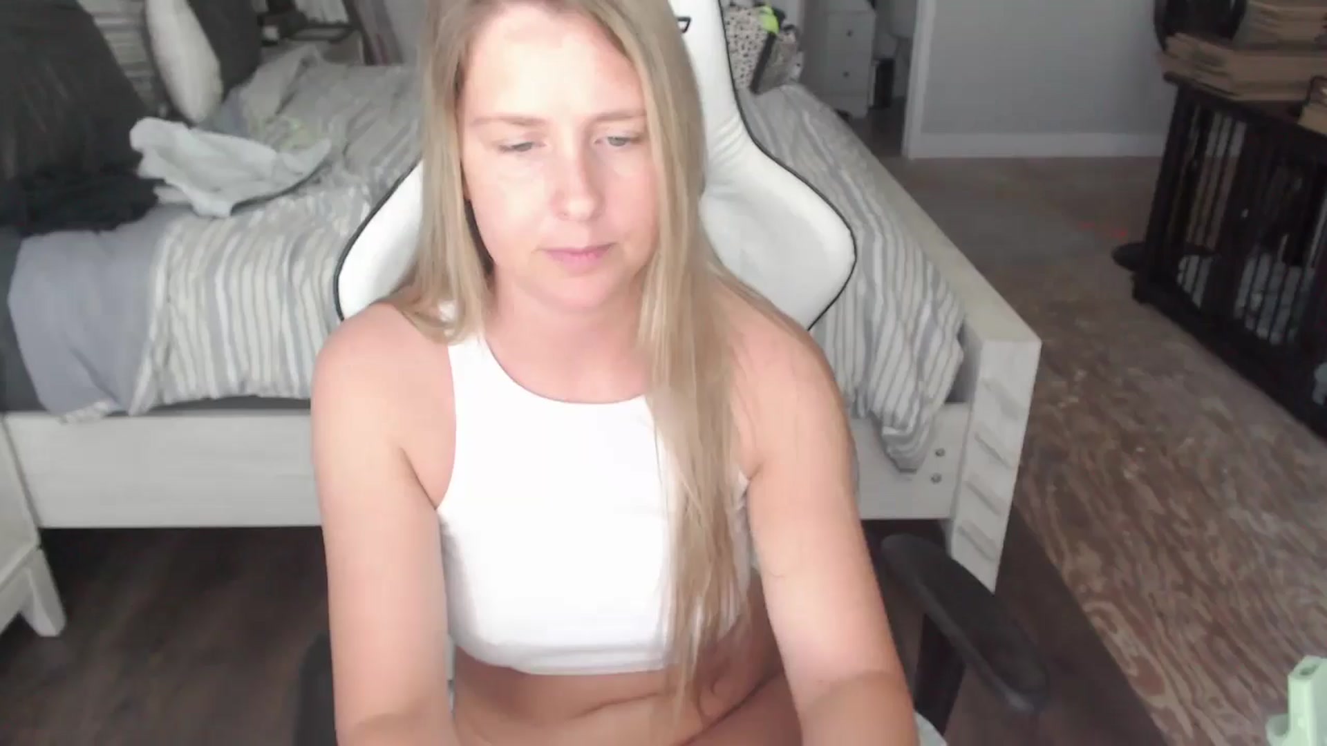 Gallery image thumbnail from ZenZoey's myfreecams stream on, 05/28/2025, 18:25 image 18 of 20