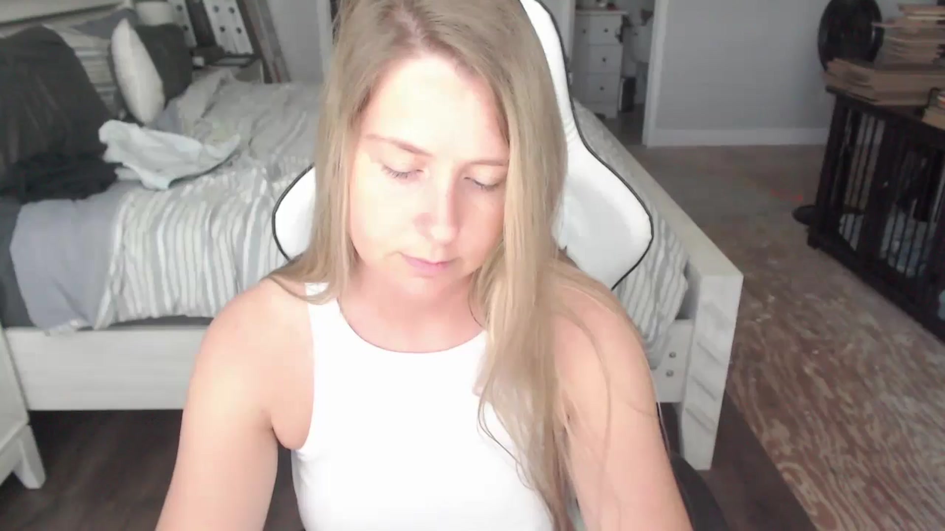 Gallery image thumbnail from ZenZoey's myfreecams stream on, 05/28/2025, 18:25 image 4 of 20