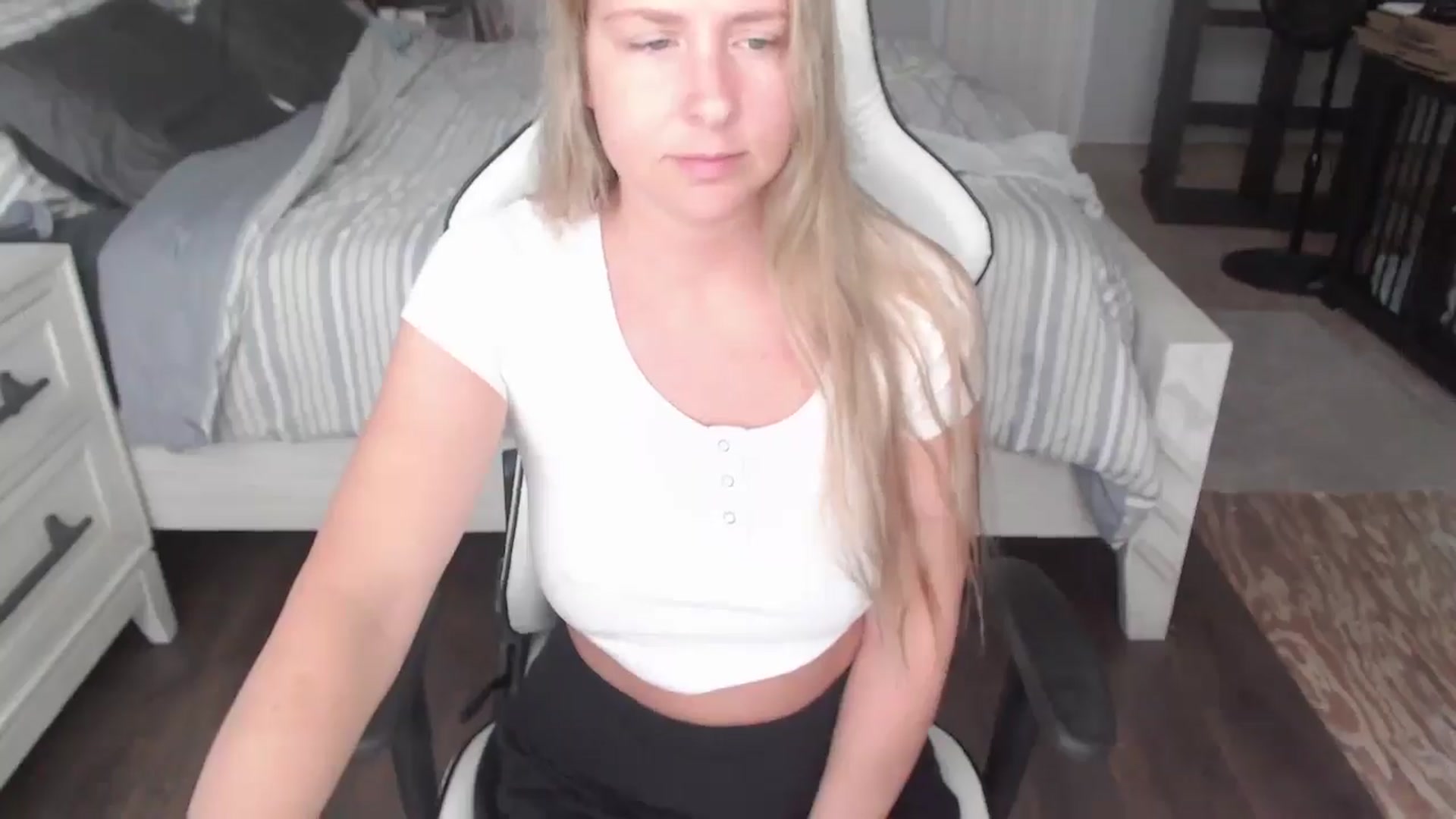 Gallery image thumbnail from ZenZoey's myfreecams stream on, 05/29/2025, 15:48 image 17 of 20