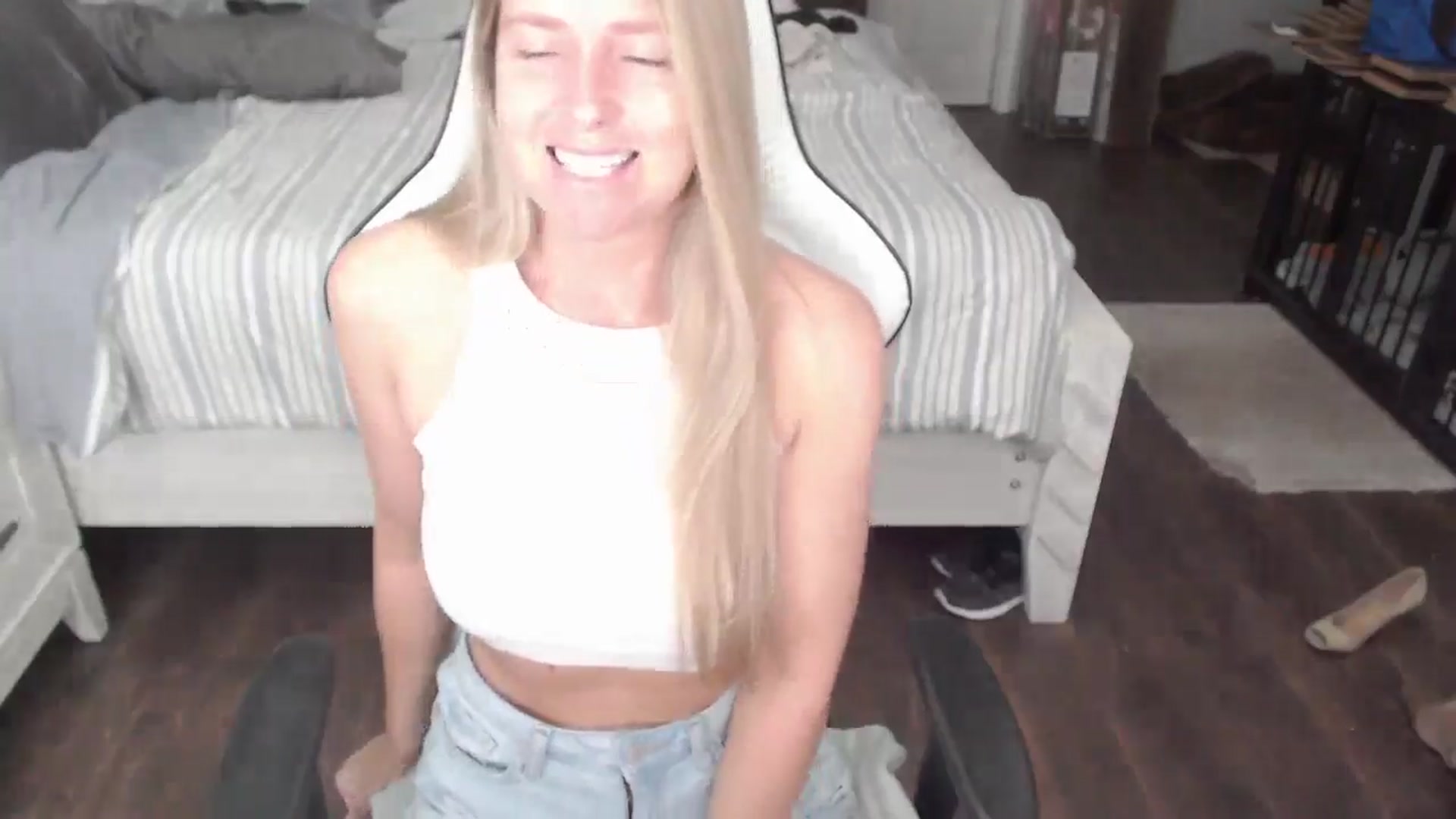 Gallery image thumbnail from ZenZoey's myfreecams stream on, 06/13/2025, 16:17 image 3 of 20