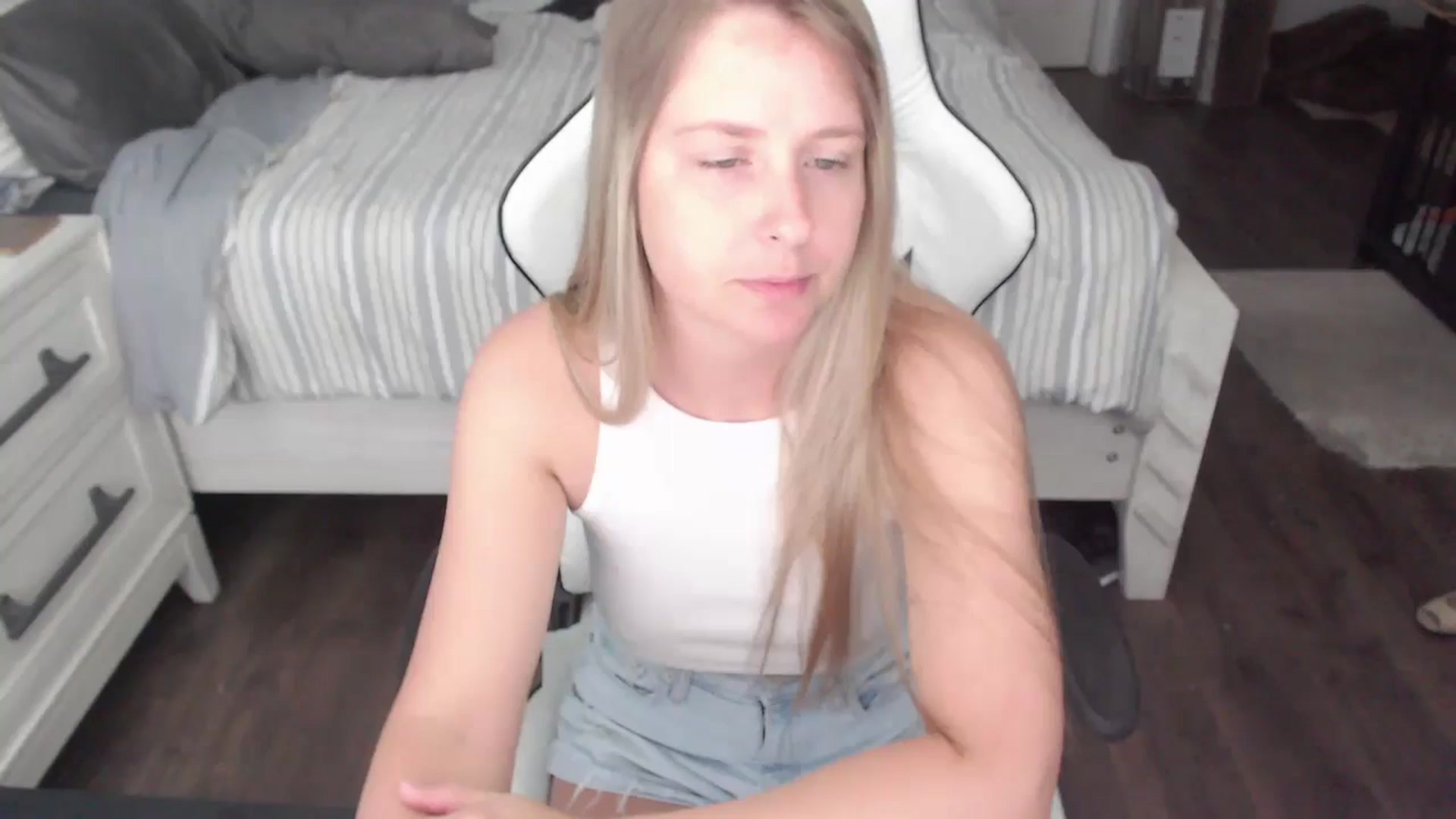 Gallery image thumbnail from ZenZoey's myfreecams stream on, 06/13/2025, 17:41 image 9 of 20