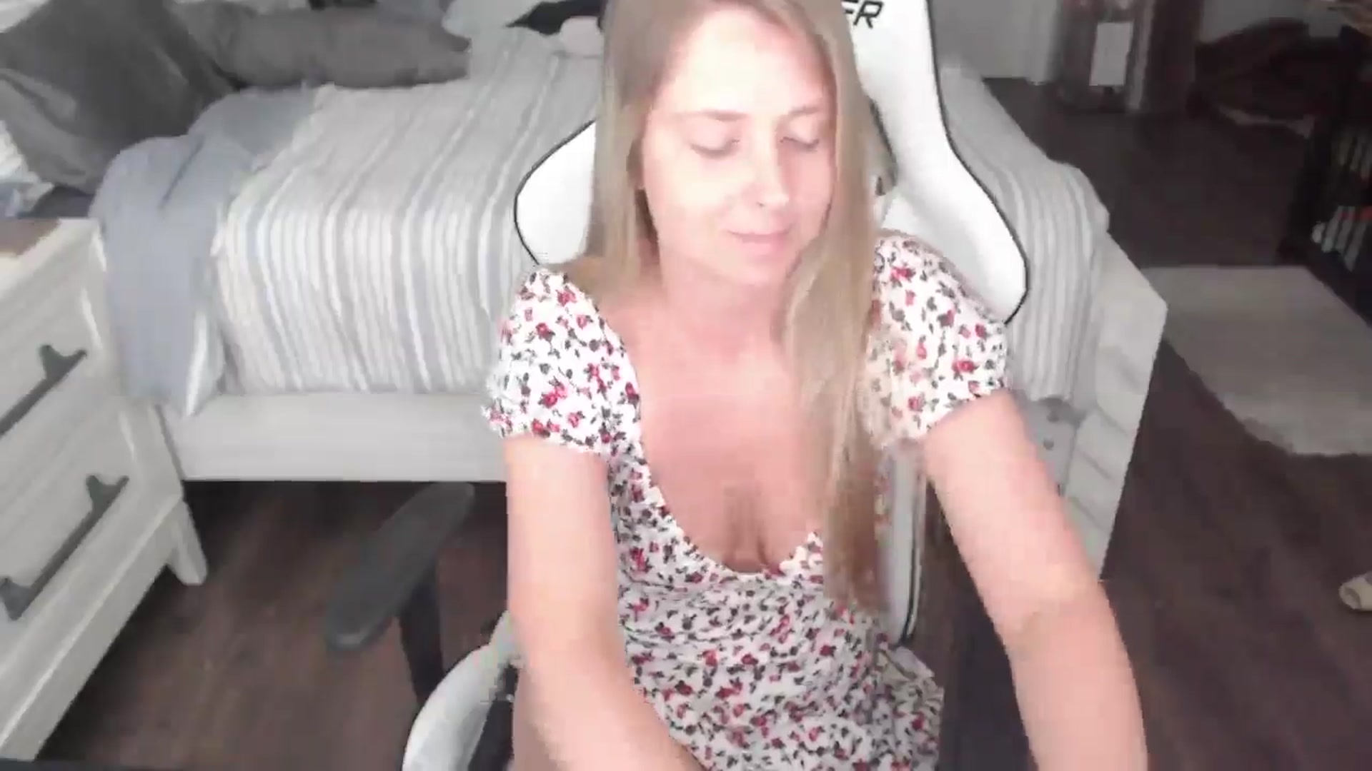 Gallery image thumbnail from ZenZoey's myfreecams stream on, 06/13/2025, 18:58 image 3 of 20