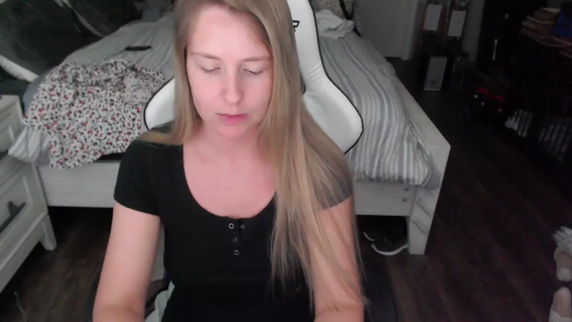 Gallery image thumbnail from ZenZoey's myfreecams stream on, 06/23/2025, 17:46 image 10 of 20