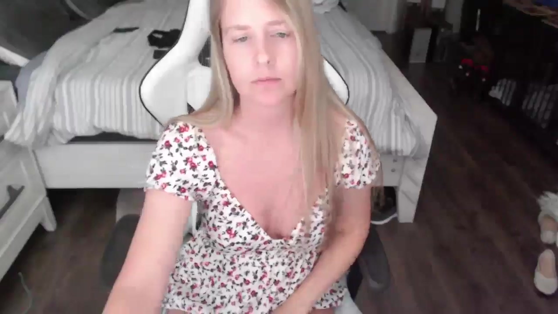 Gallery image thumbnail from ZenZoey's myfreecams stream on, 06/23/2025, 19:00 image 16 of 20