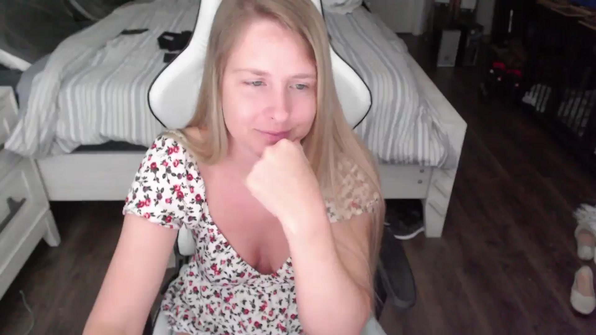 Gallery image thumbnail from ZenZoey's myfreecams stream on, 06/23/2025, 19:00 image 14 of 20